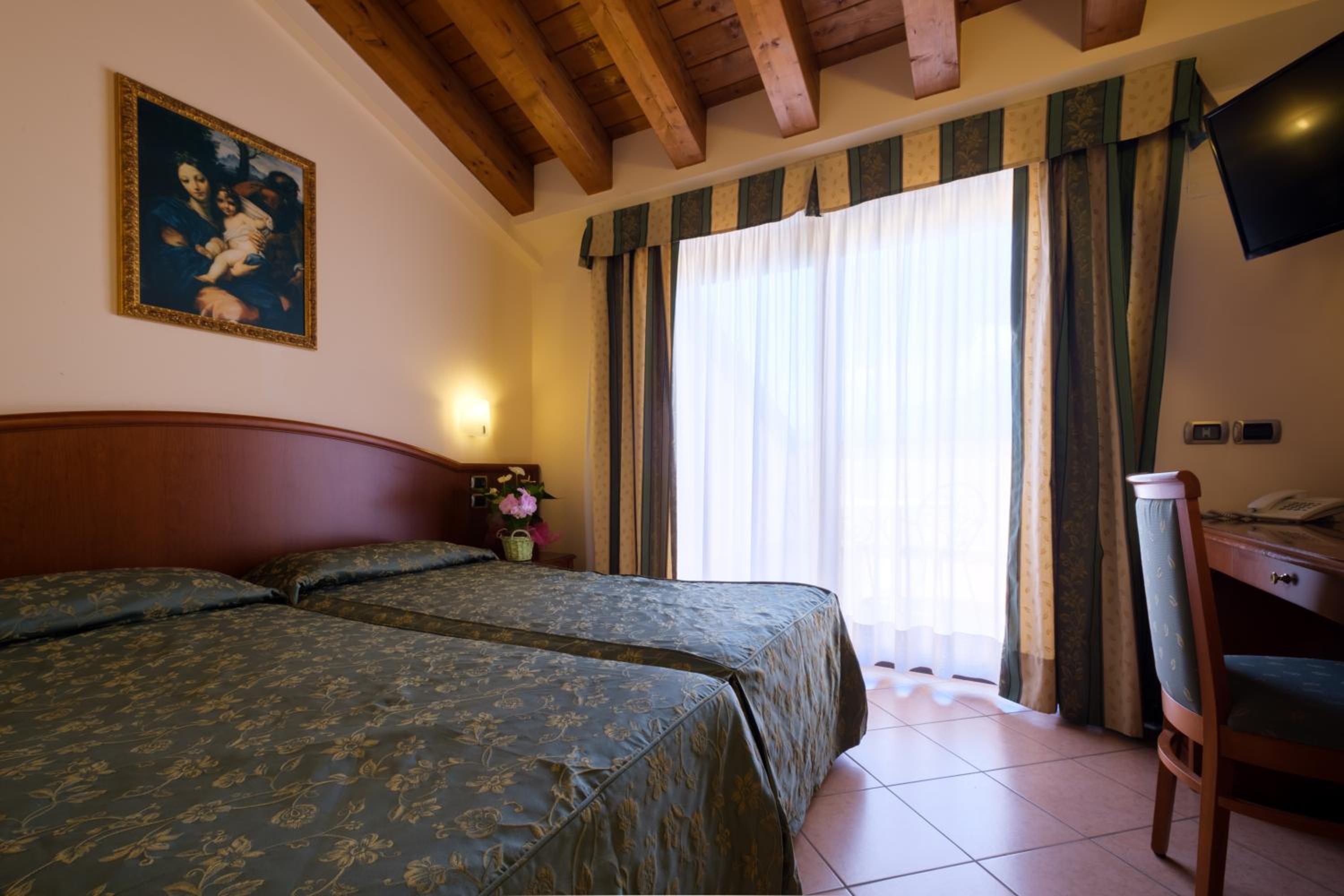 Superior Double or Twin Room with Lake View photo 1