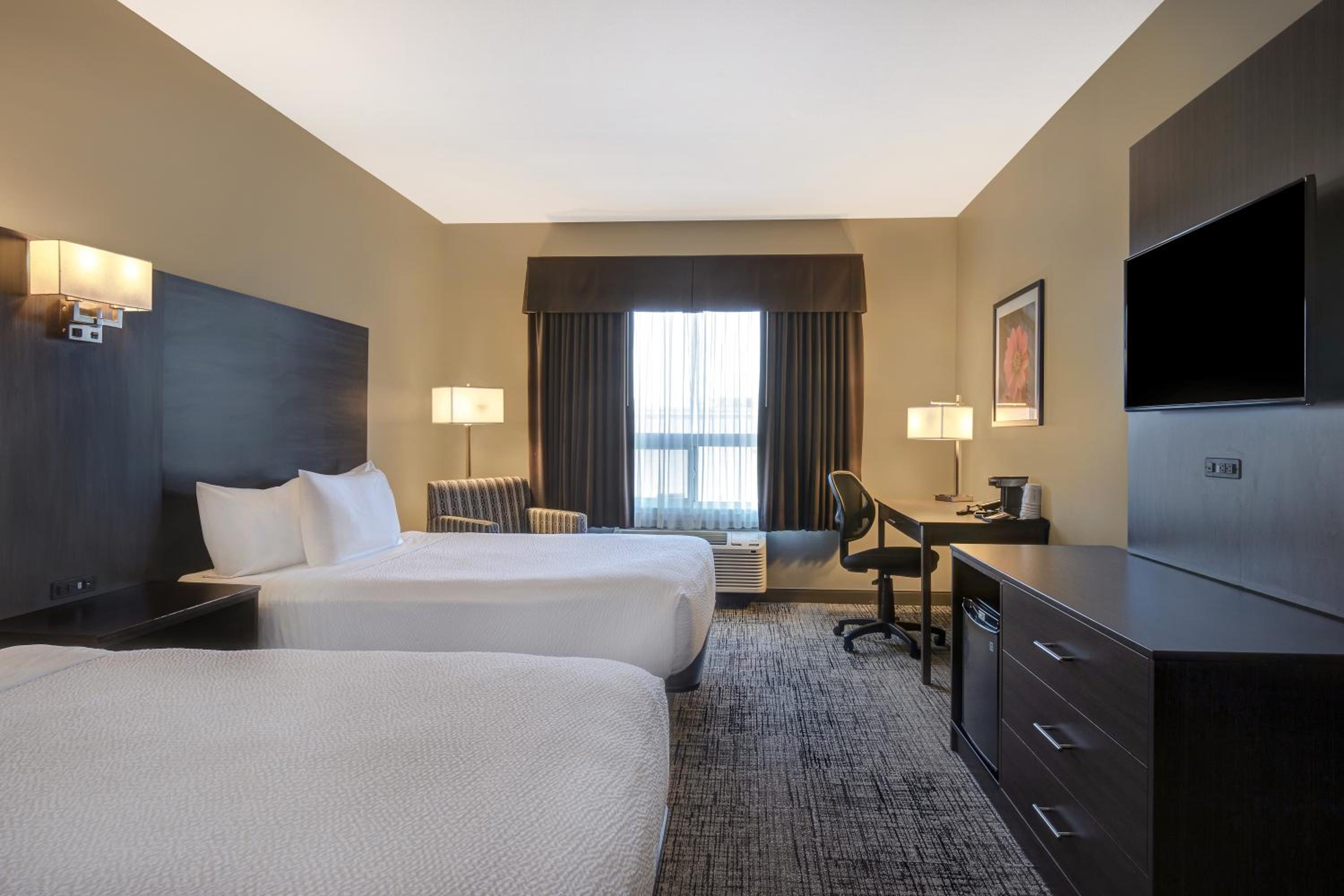 Queen Room with Two Queen Beds photo 3