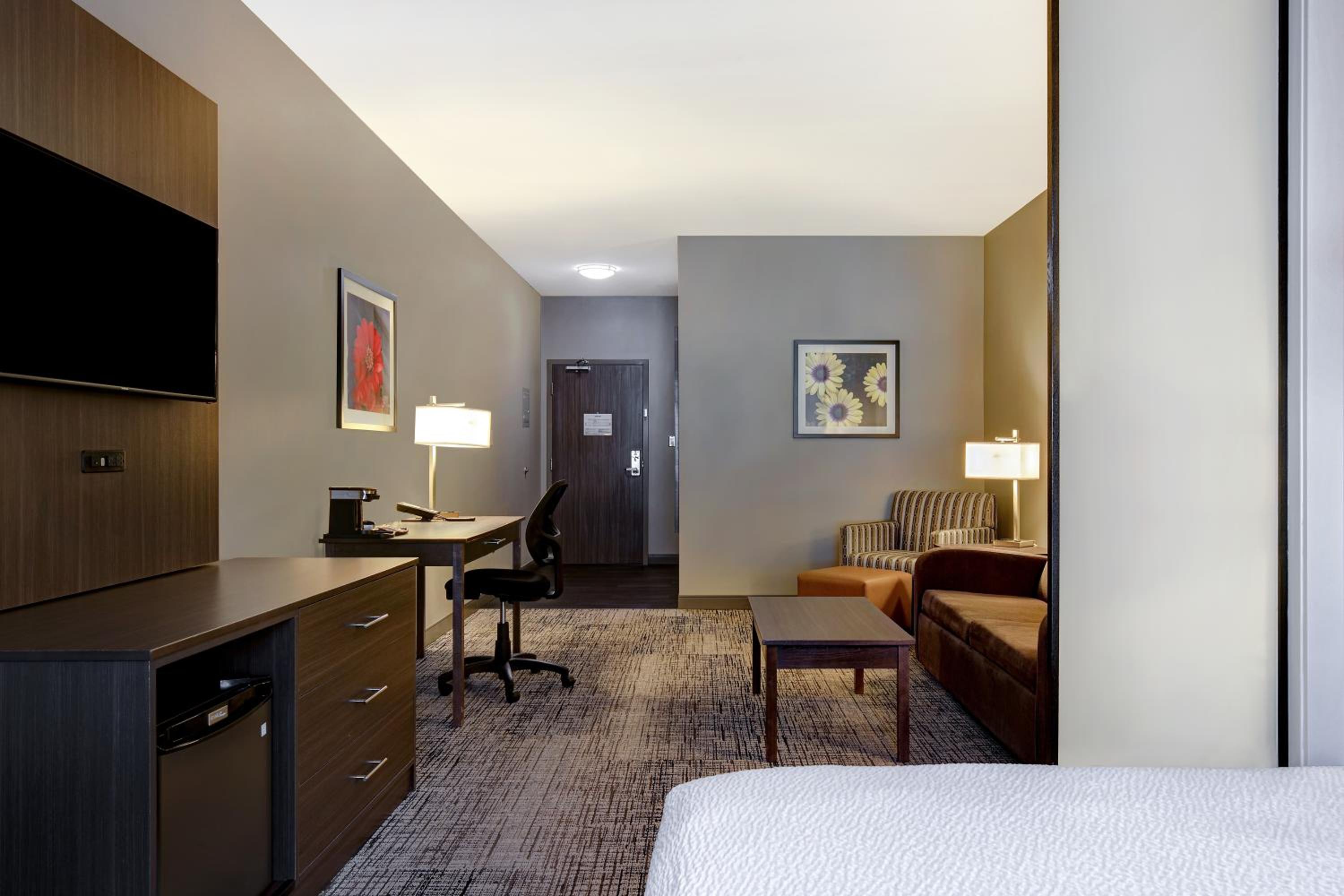 Junior Suite - Non-Smoking photo 2