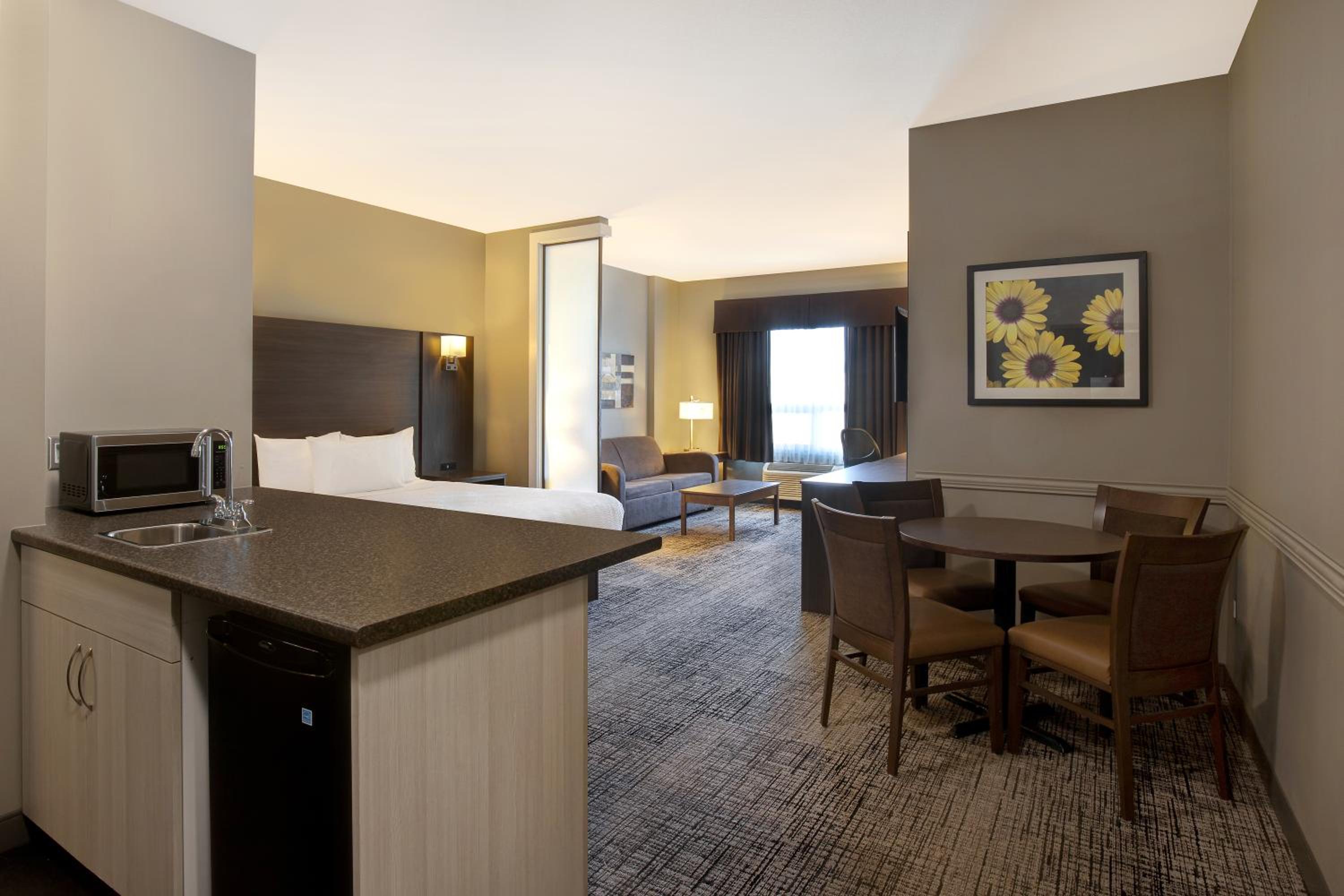 Family Suite with Two Queen Beds - Non-Smoking photo 3