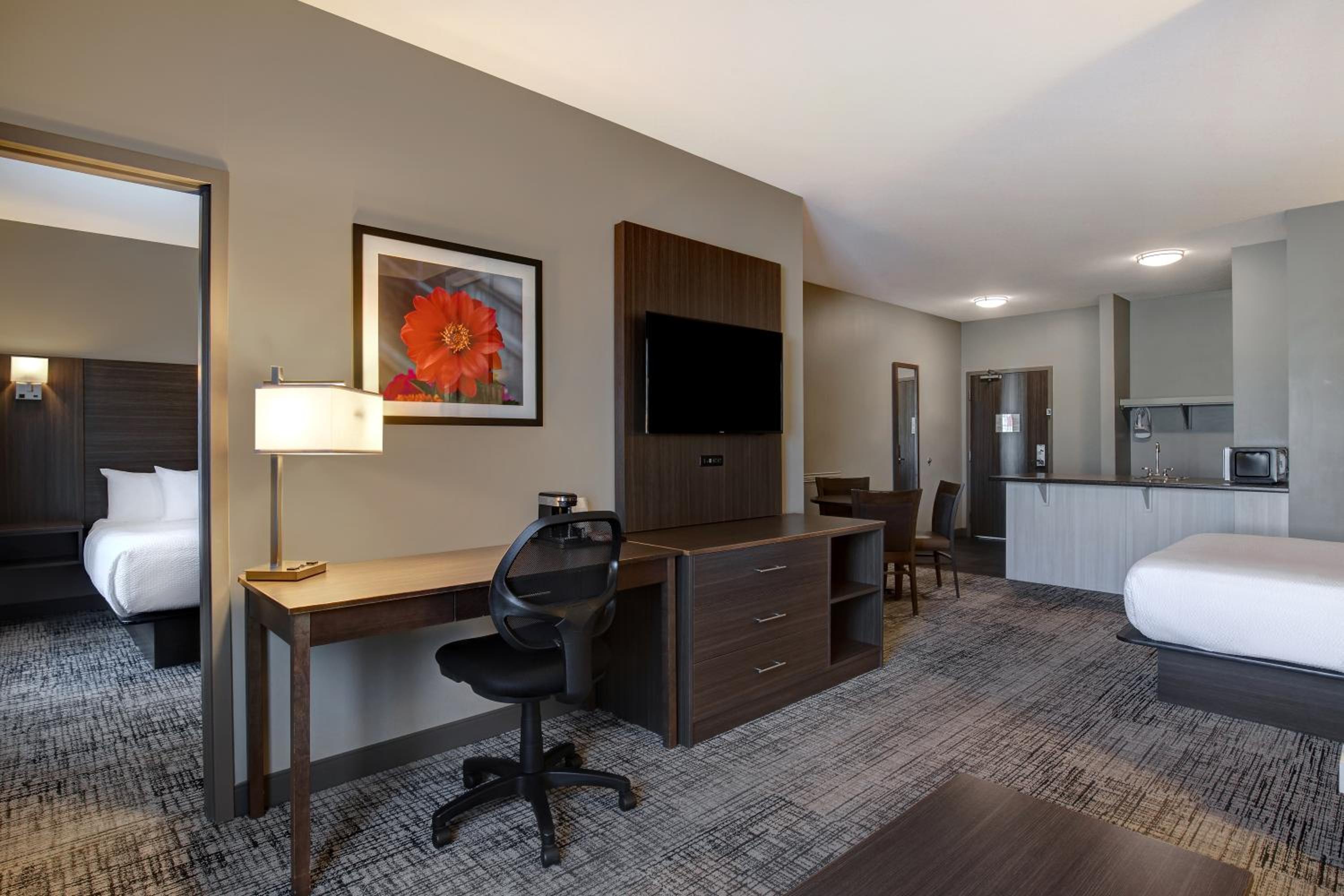 Family Suite with Two Queen Beds - Non-Smoking photo 2
