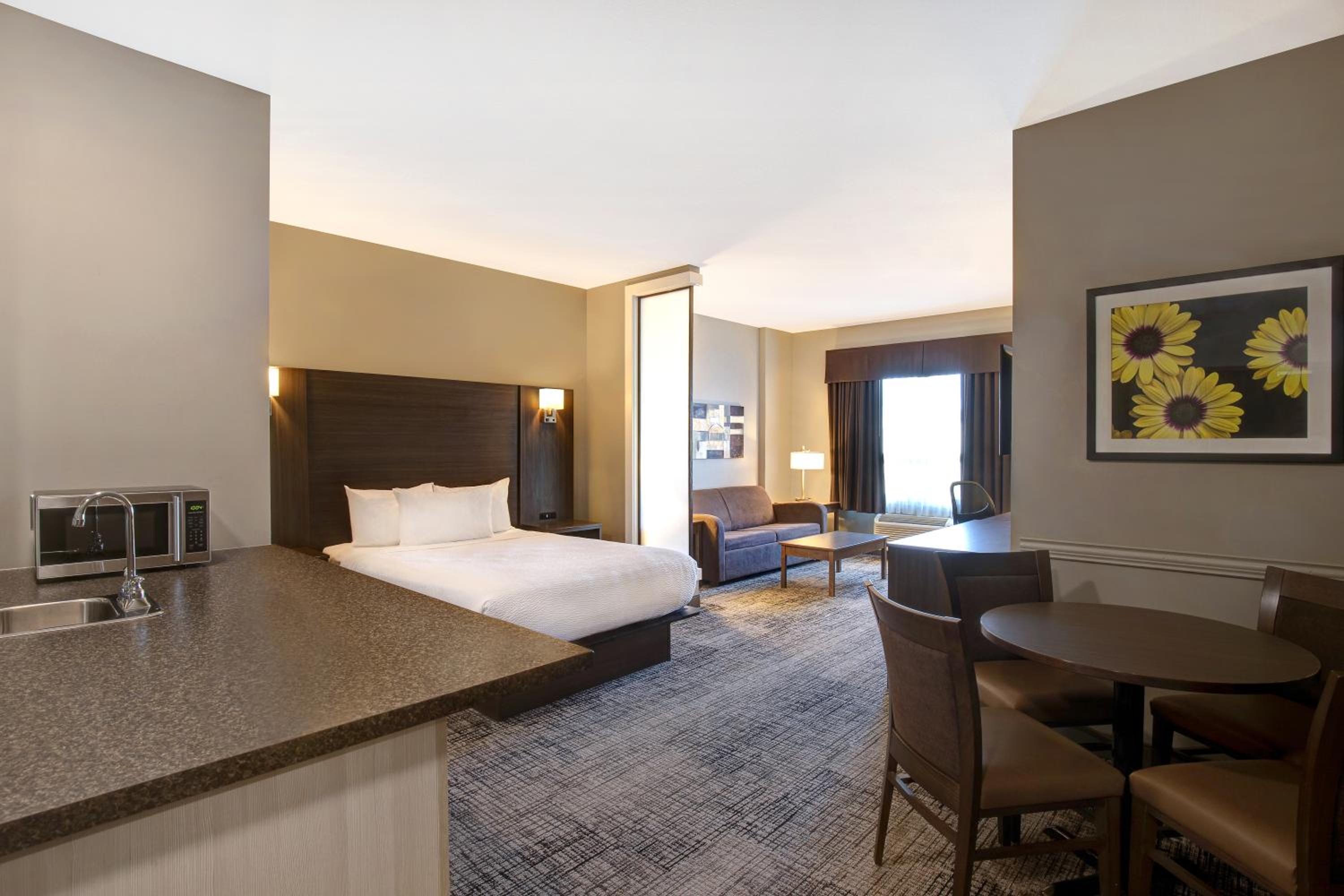 Family Suite with Two Queen Beds - Non-Smoking photo 1