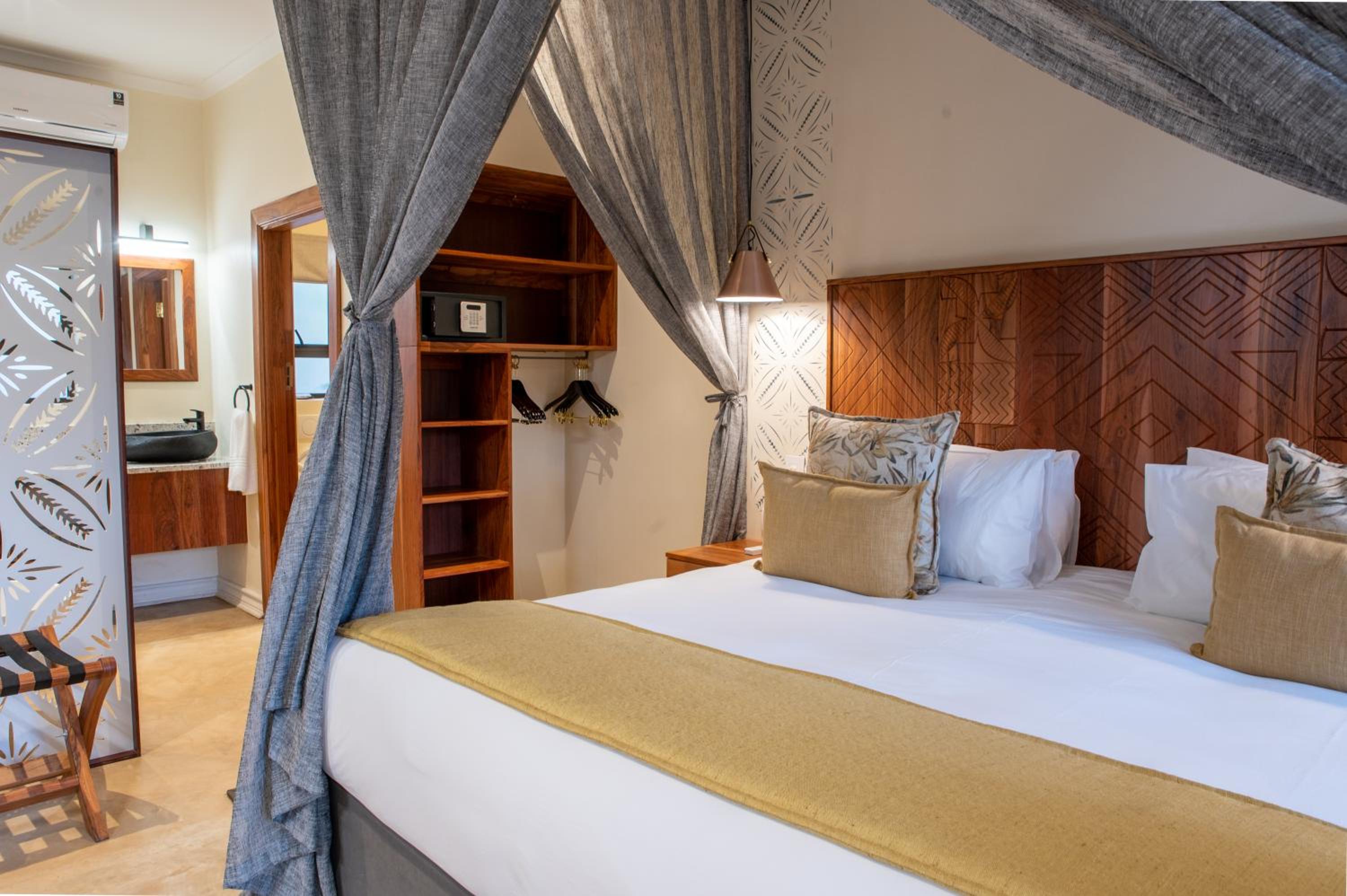 Deluxe King Room photo 3