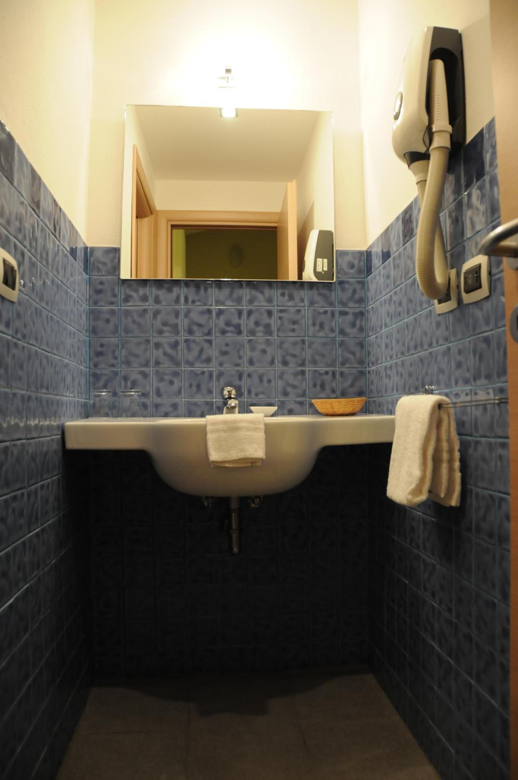 Double or Twin Room - Photo 3