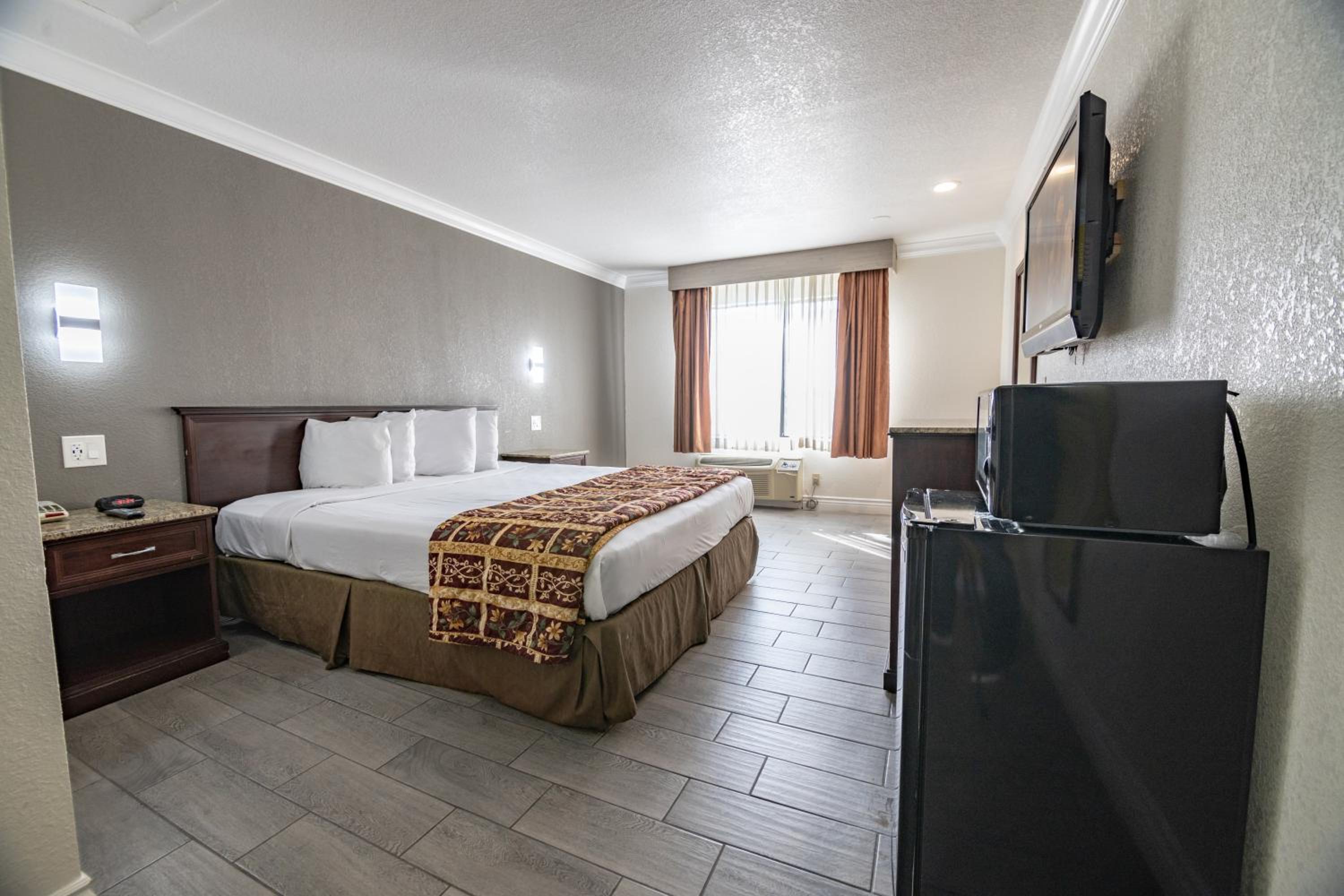 Deluxe King Room - Non-Smoking - Photo 5