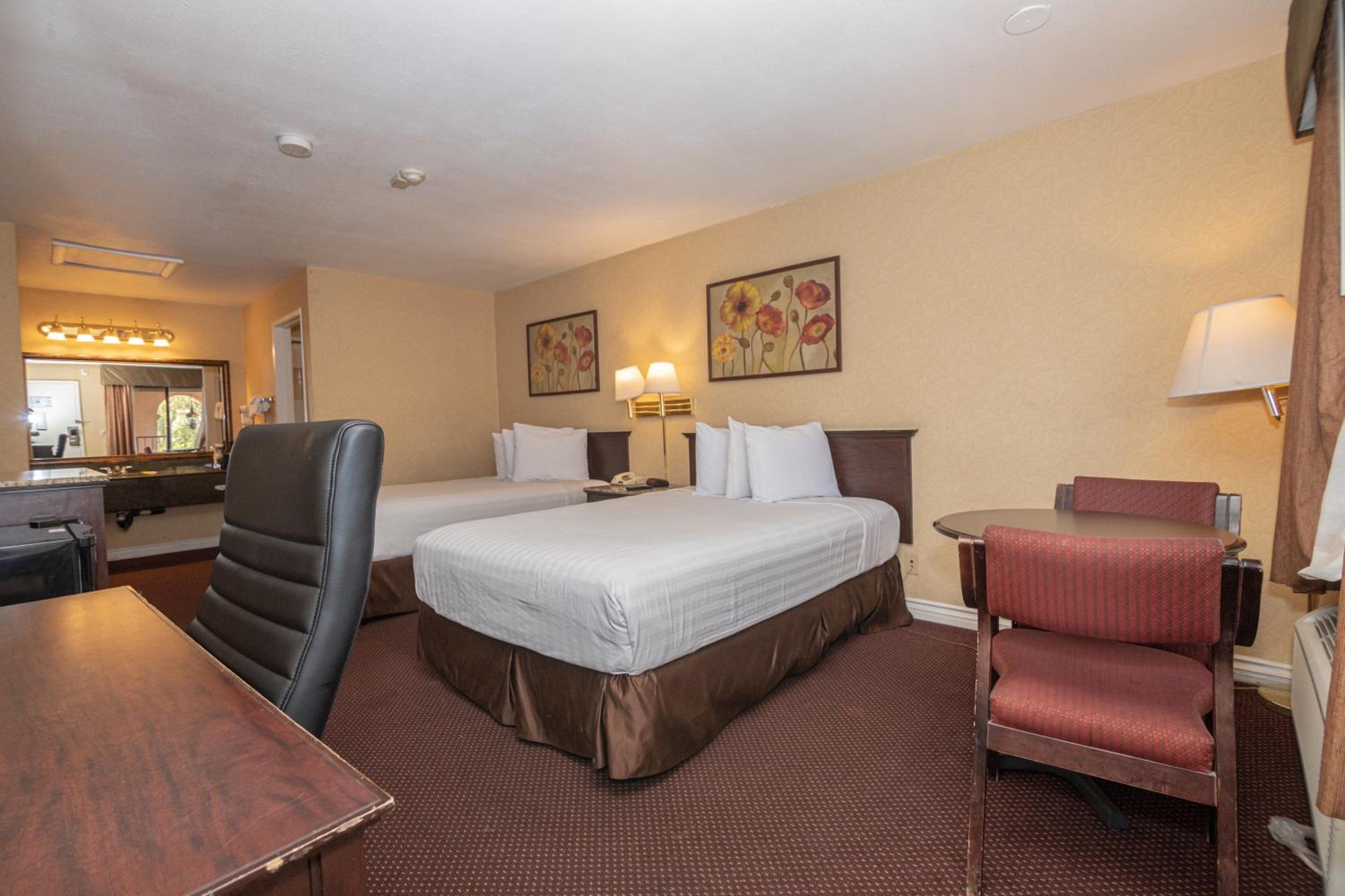 Two Double Beds - Non-Smoking - Photo 8