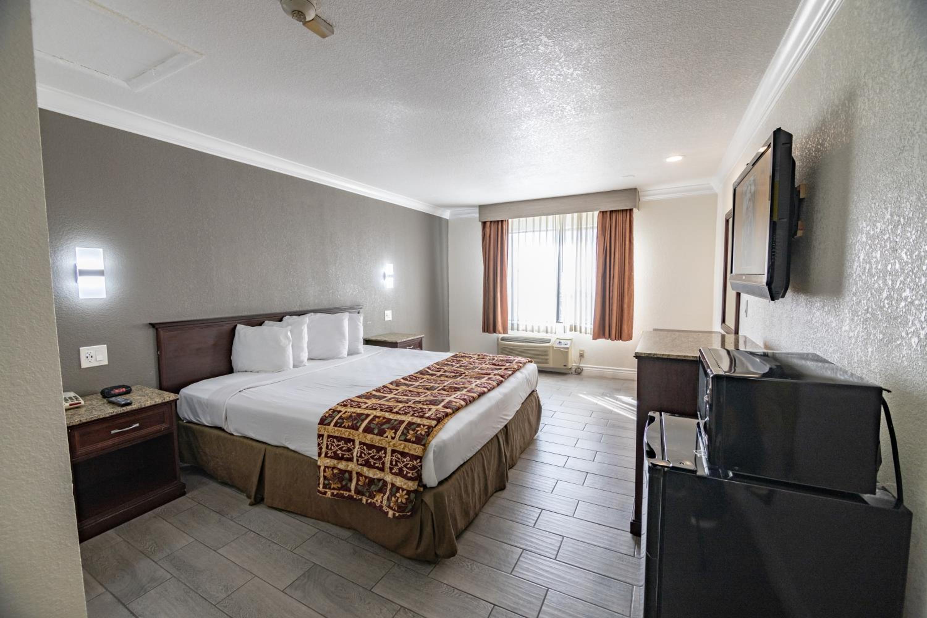 Deluxe King Room - Non-Smoking - Photo 4