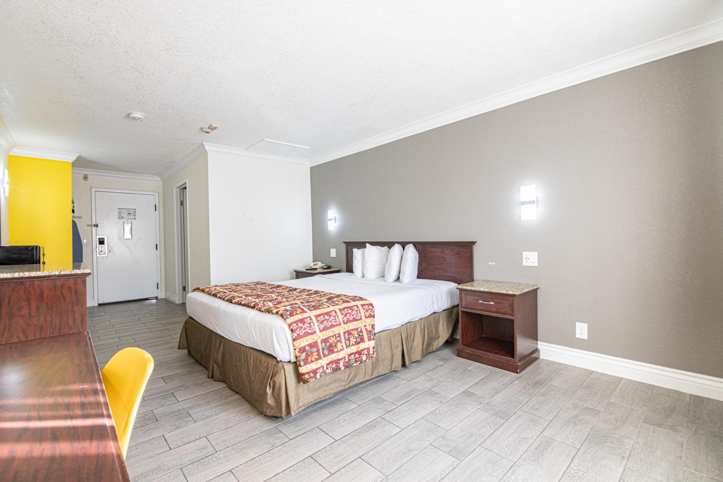Deluxe King Room - Non-Smoking - Photo 10