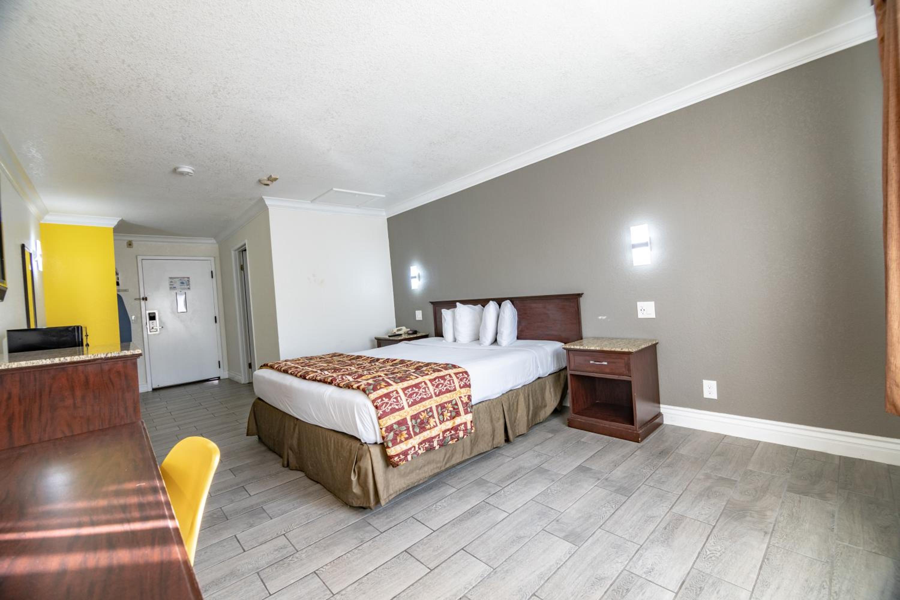 Deluxe King Room - Non-Smoking - Photo 13