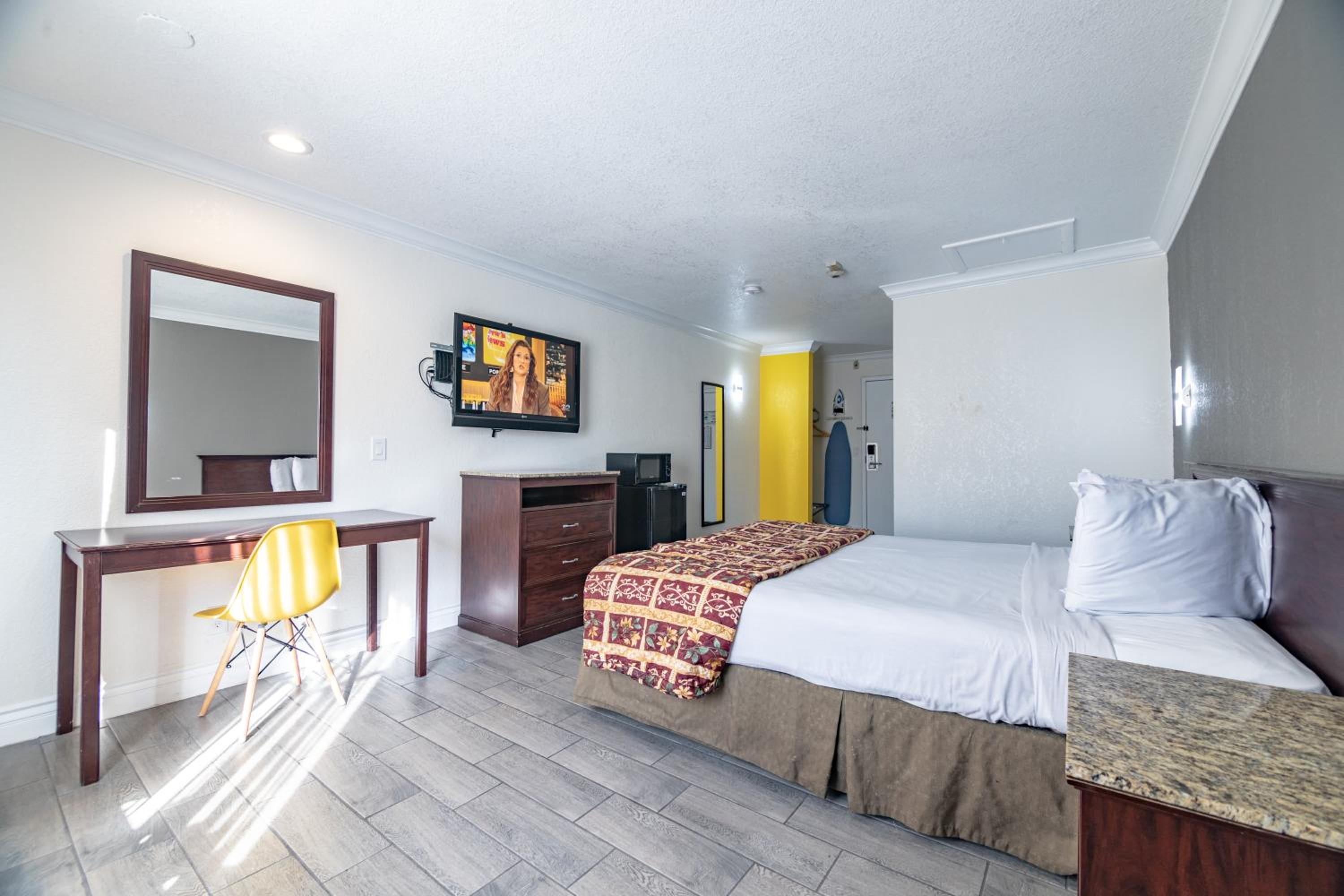 Deluxe King Room - Non-Smoking - Photo 12