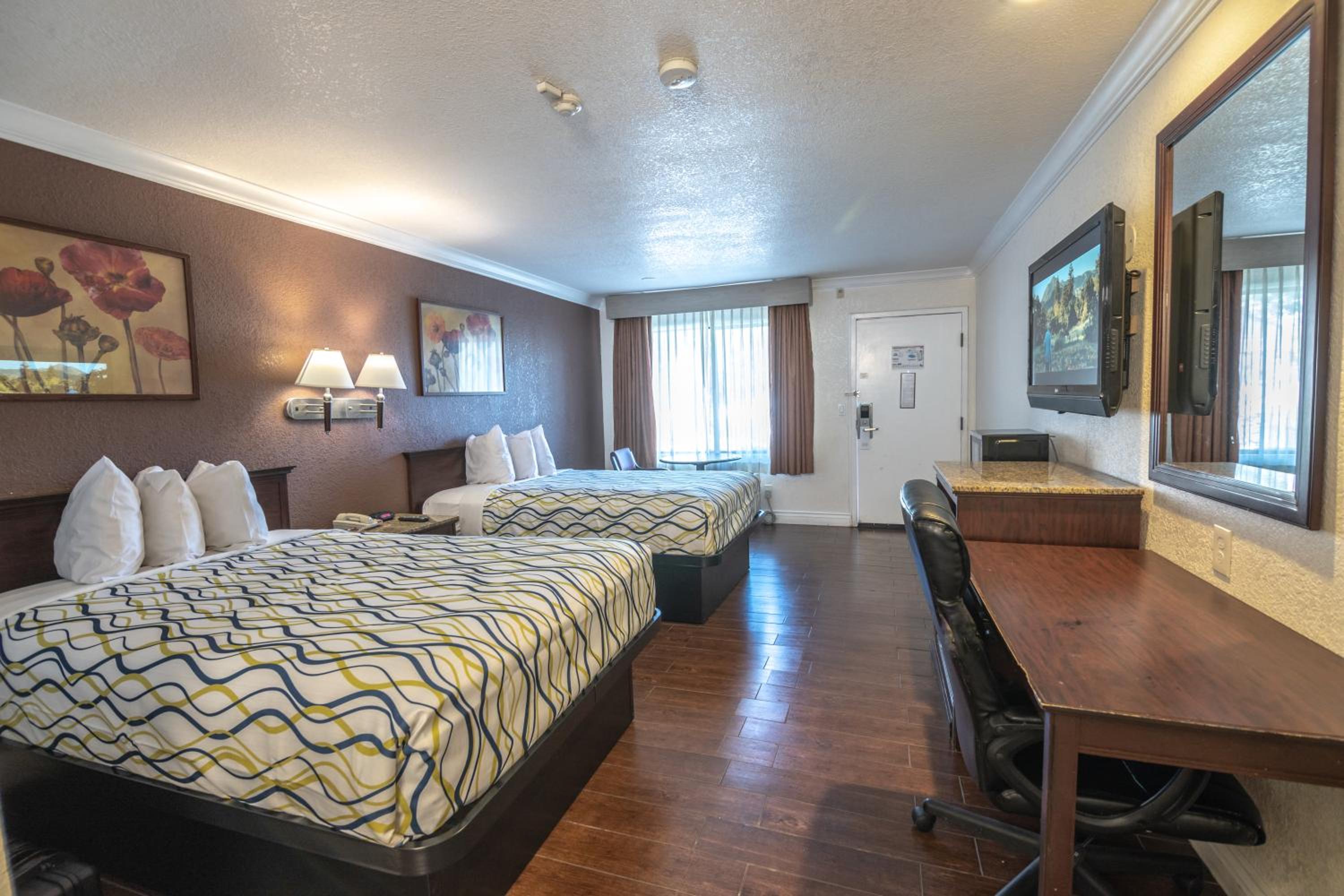 Deluxe Room with Two Double Beds - Non Smoking - Photo 8