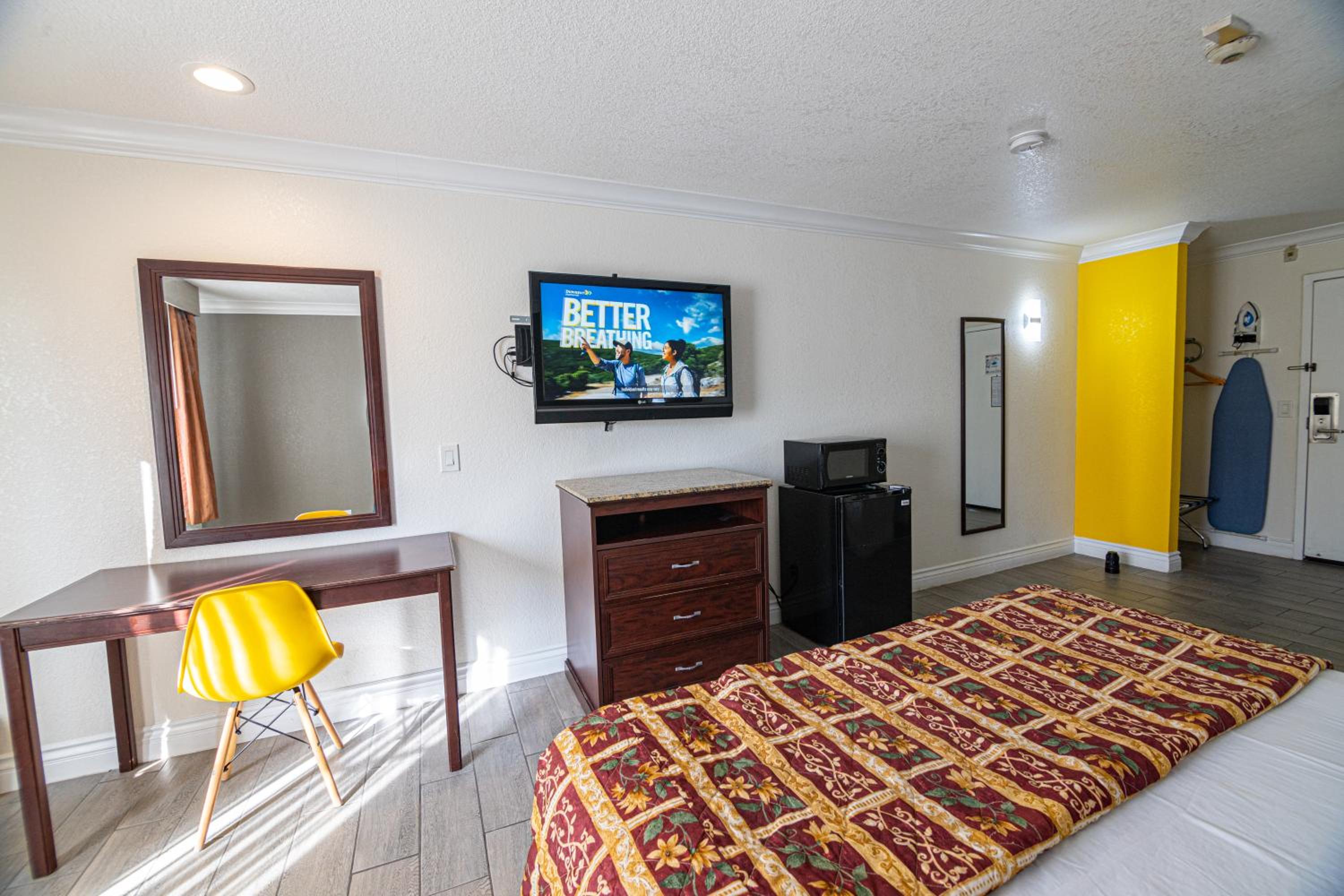 Deluxe King Room - Non-Smoking - Photo 11