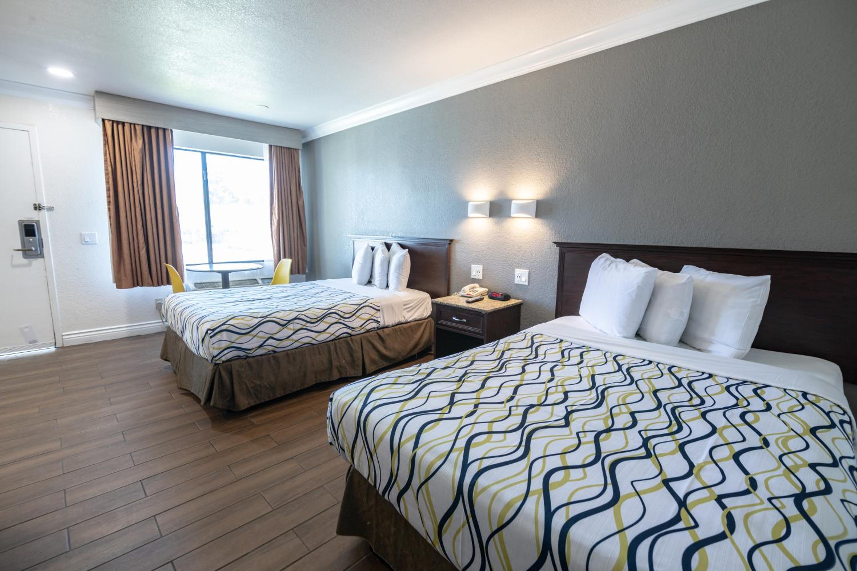 Deluxe Room with Two Double Beds - Non Smoking - Photo 7