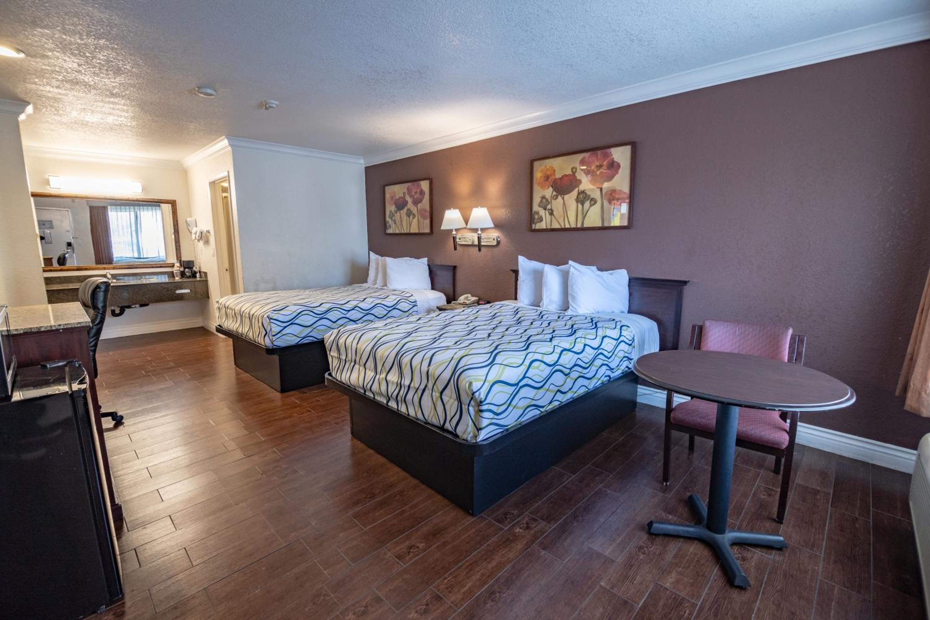 Deluxe Room with Two Double Beds - Non Smoking - Photo 5