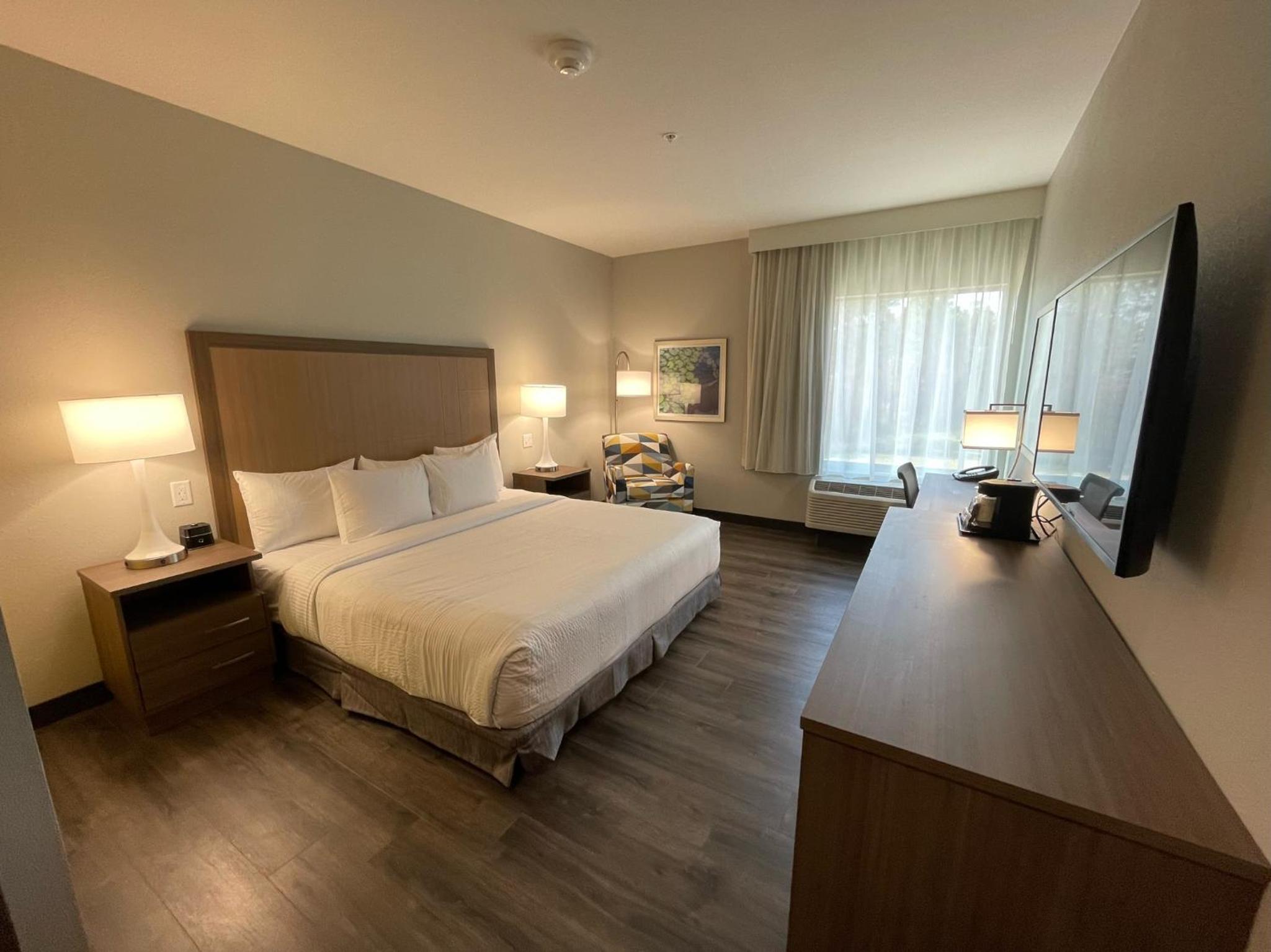 King Room with Mobility/Hearing Access and Roll-In Shower - Non-Smoking - Photo 7