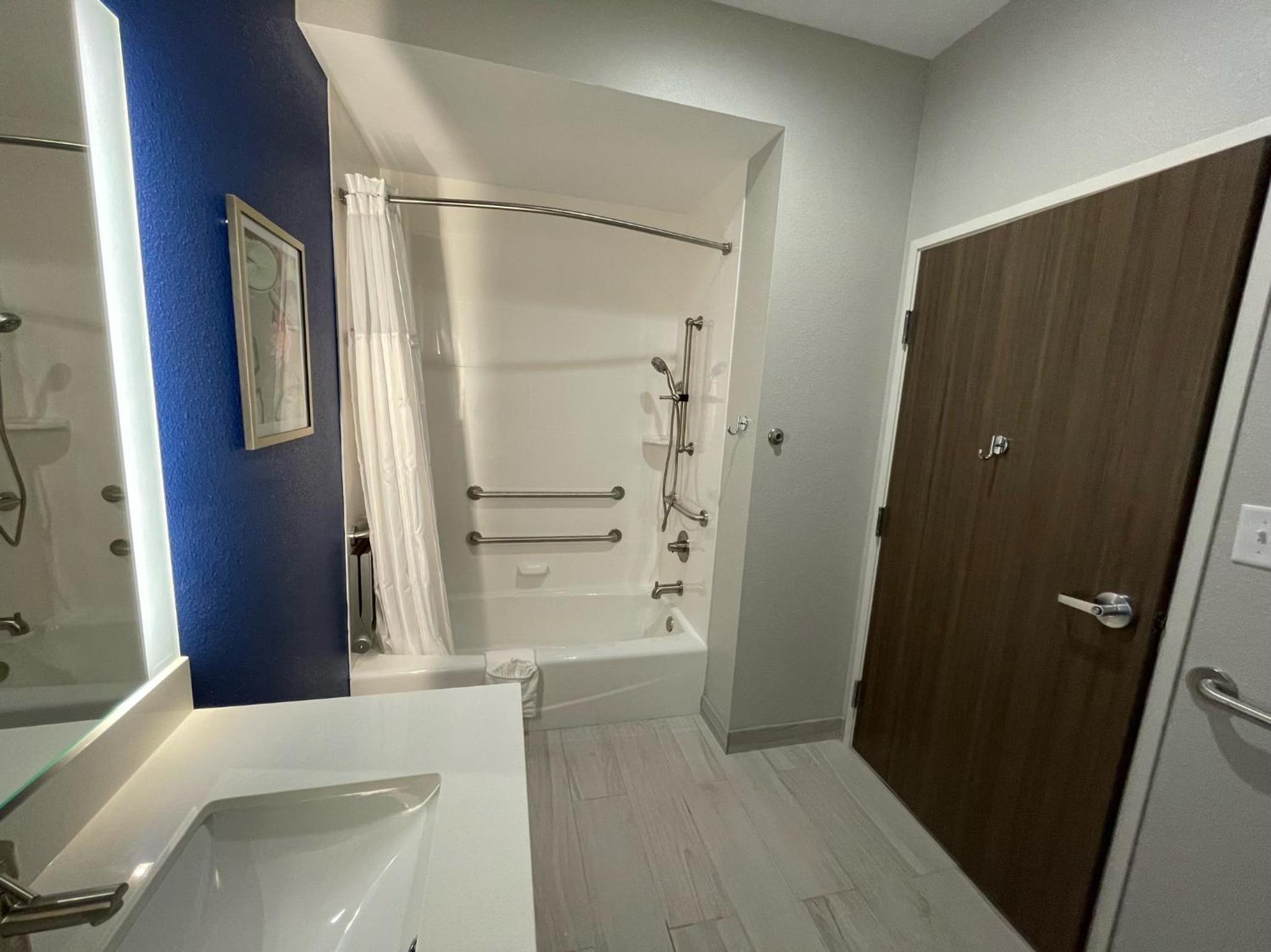 King Room with Mobility/Hearing Access and Bathtub with Garb Bars - Non- Smoking - Photo 9
