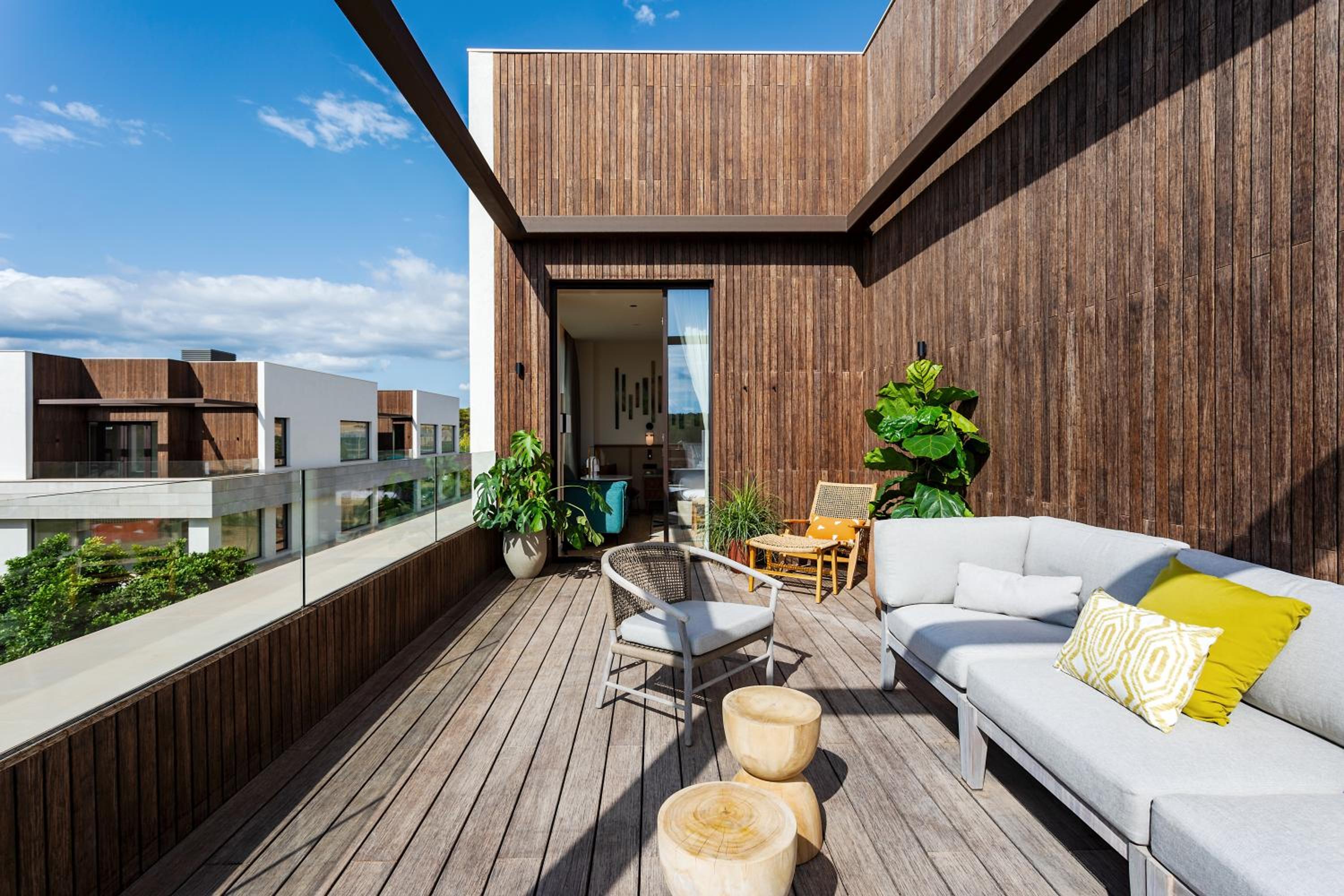 King Double Room with Balcony - Photo 8