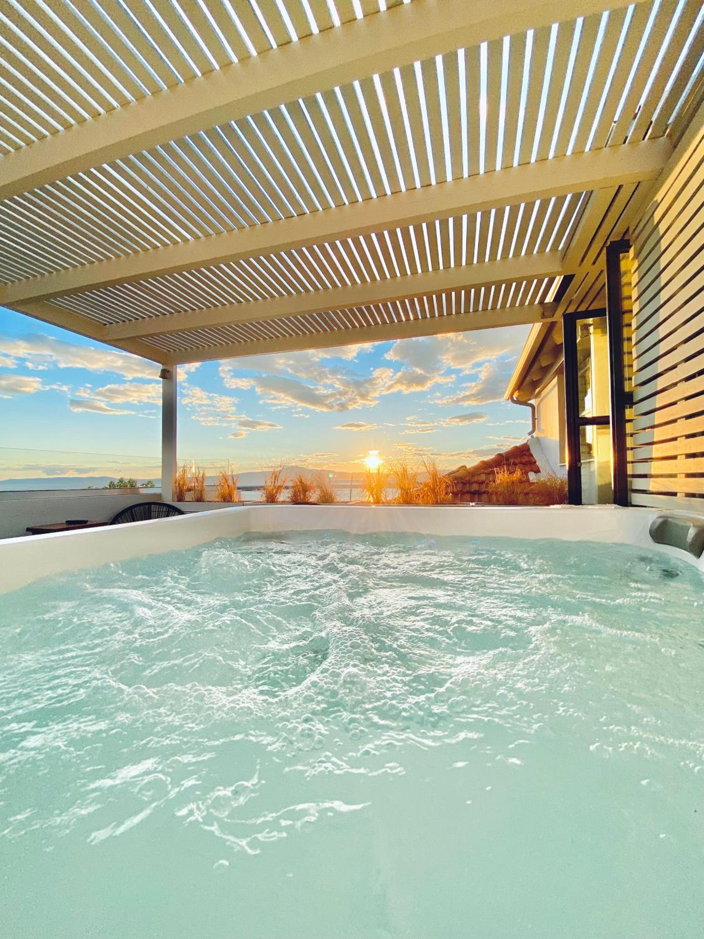 Deluxe Suite with Sea View - Photo 15