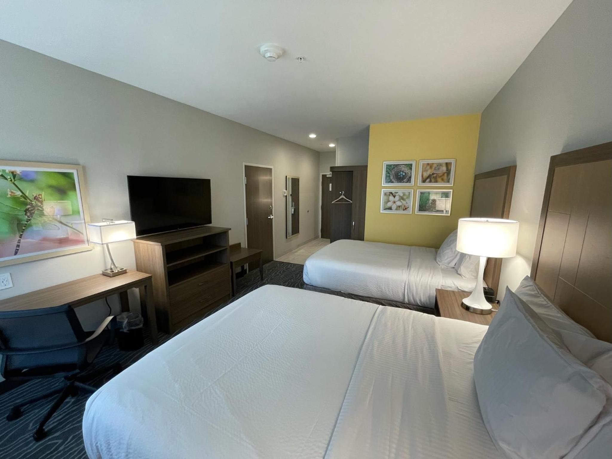 Queen Room with Two Queen Beds - Non-Smoking - Photo 11