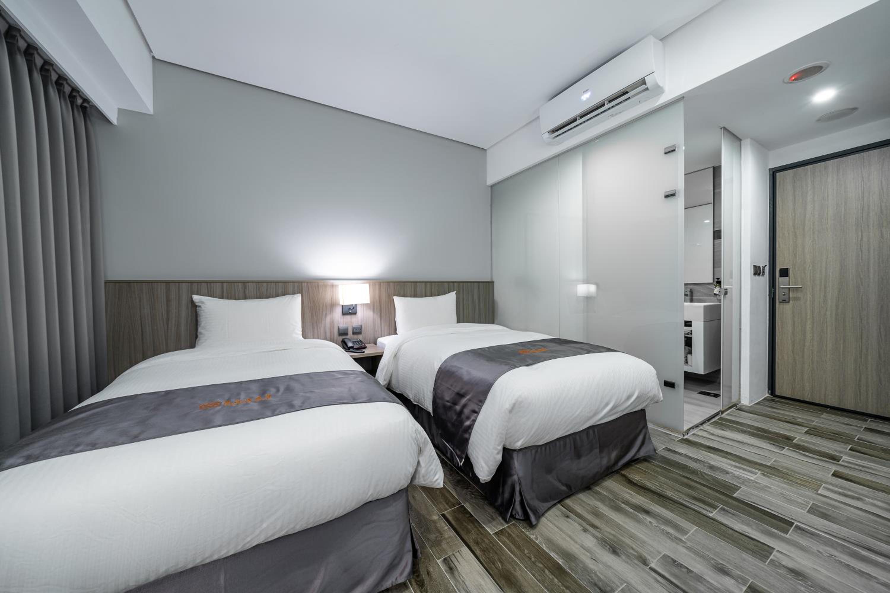 Standard Twin Room - Photo 1