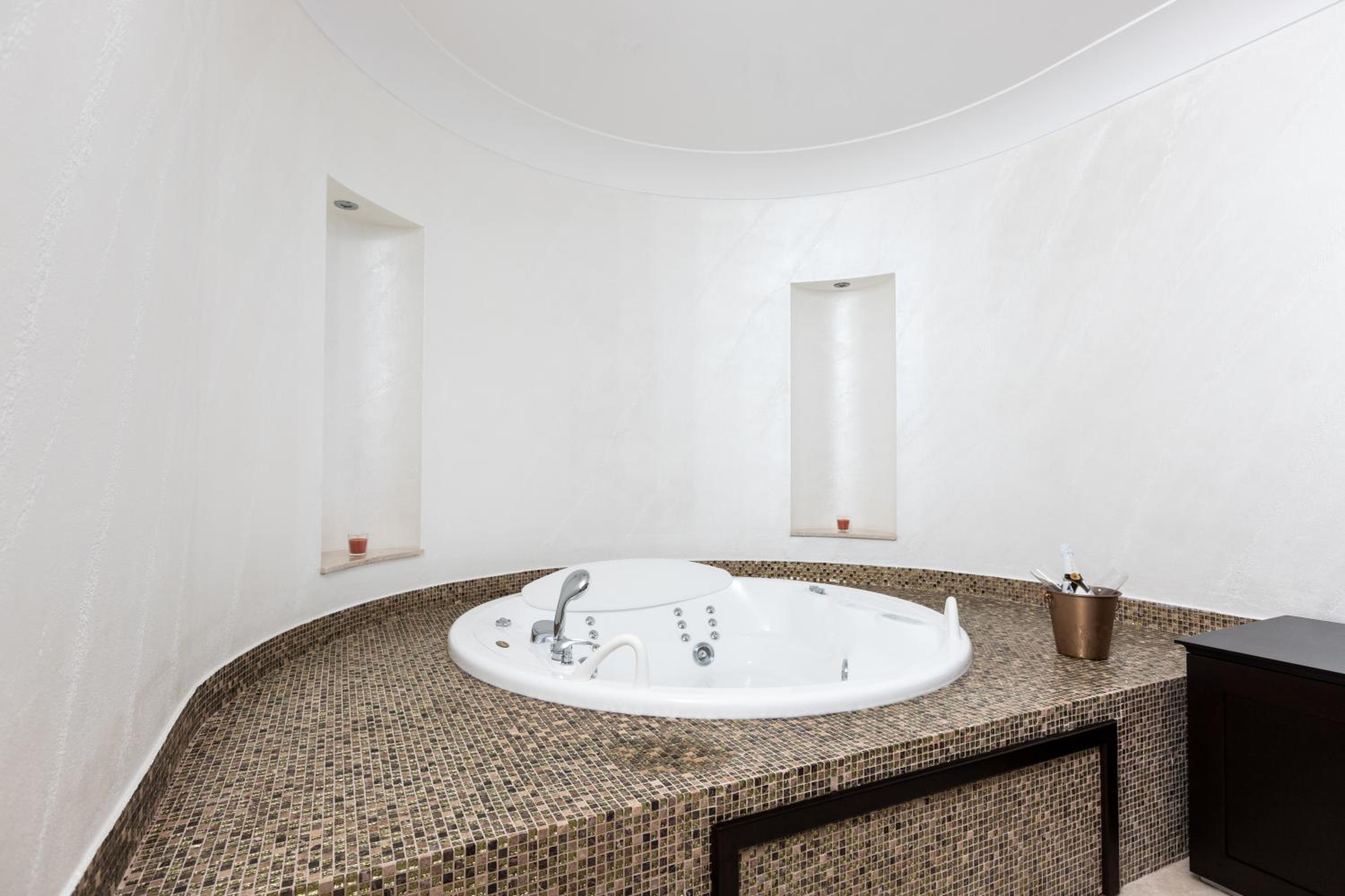 King Suite with Spa Bath photo 2