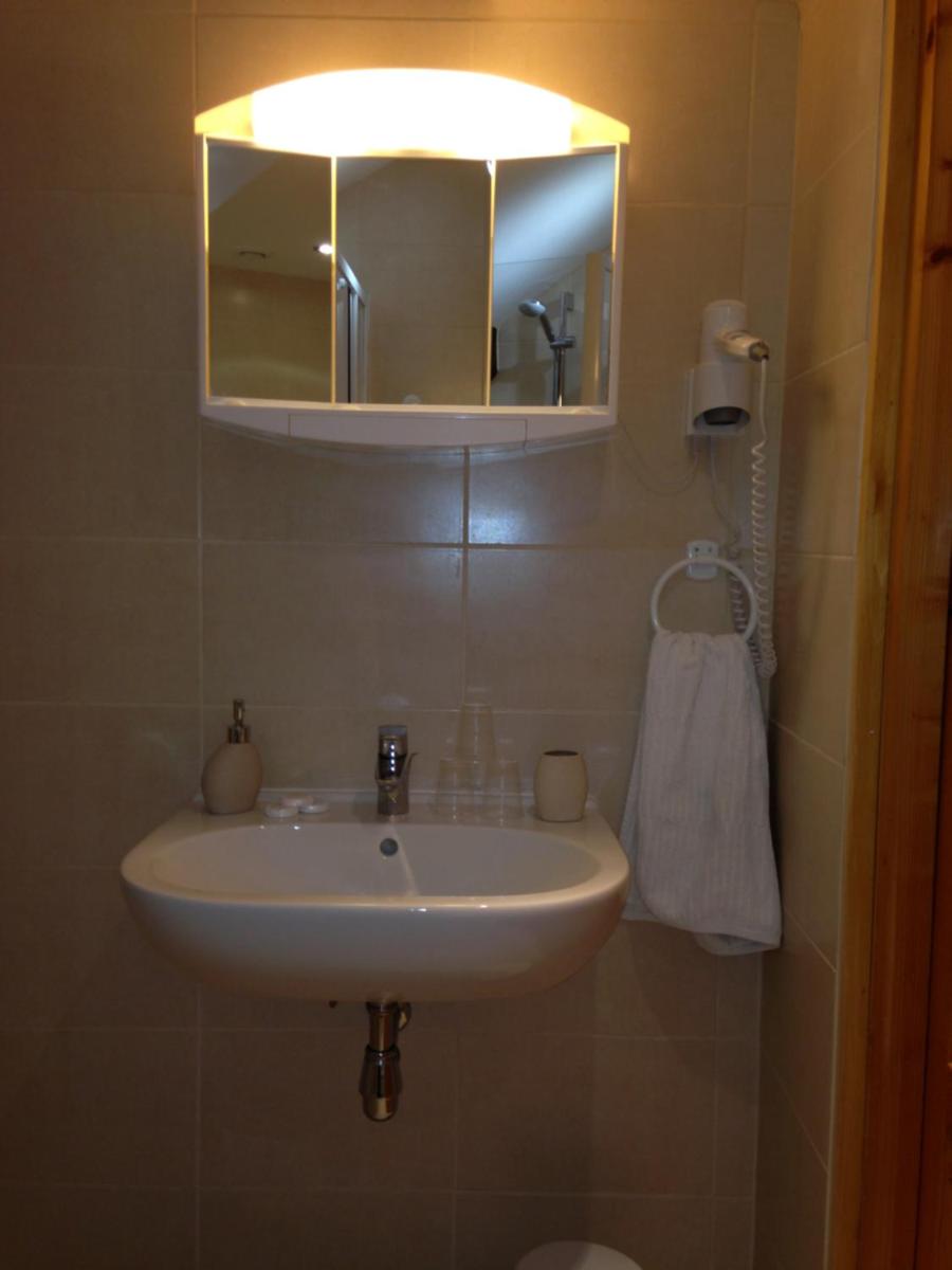 Double or Twin Room with Private Bathroom photo 3