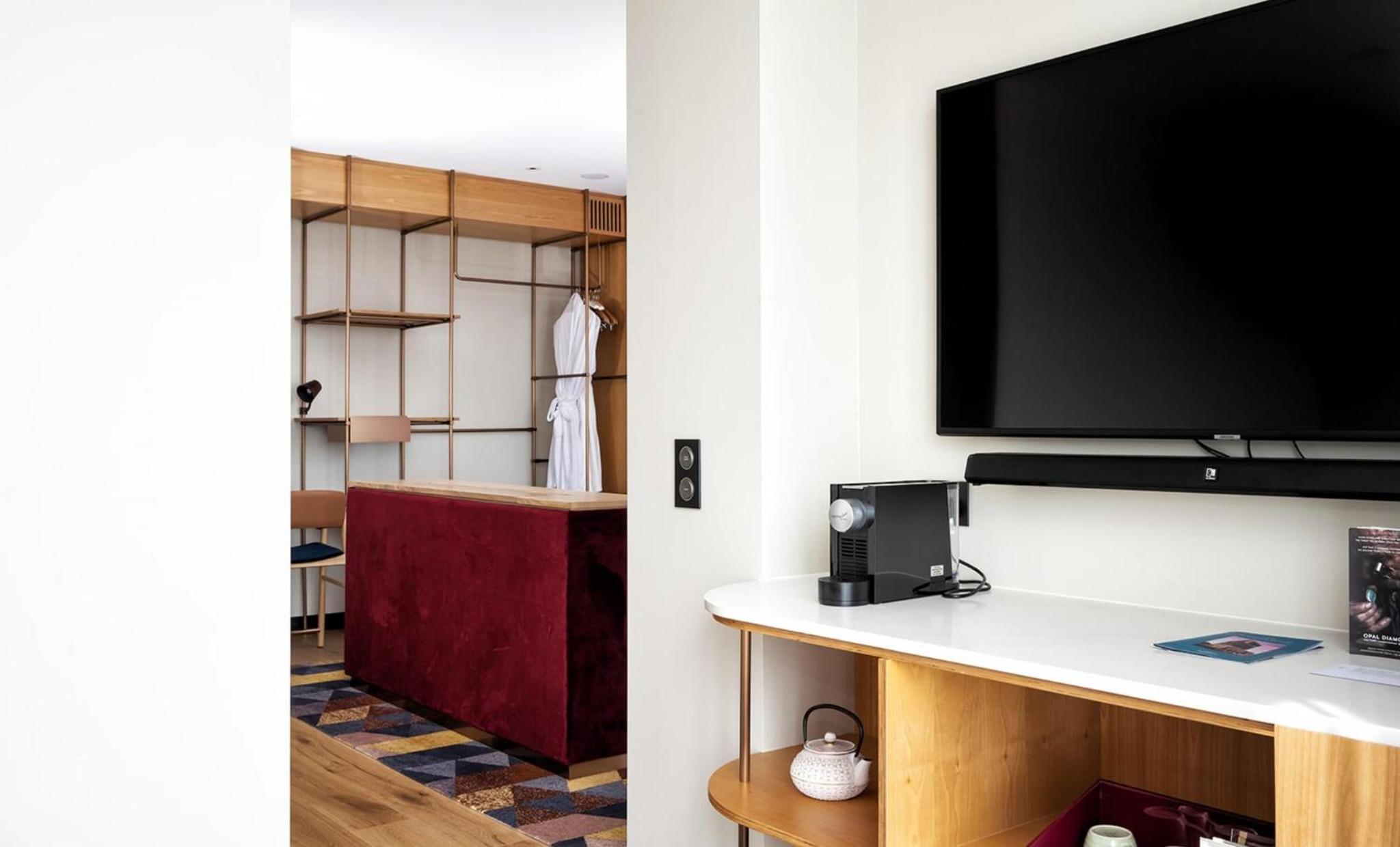 One-Bedroom King Suite with Balcony - Photo 4