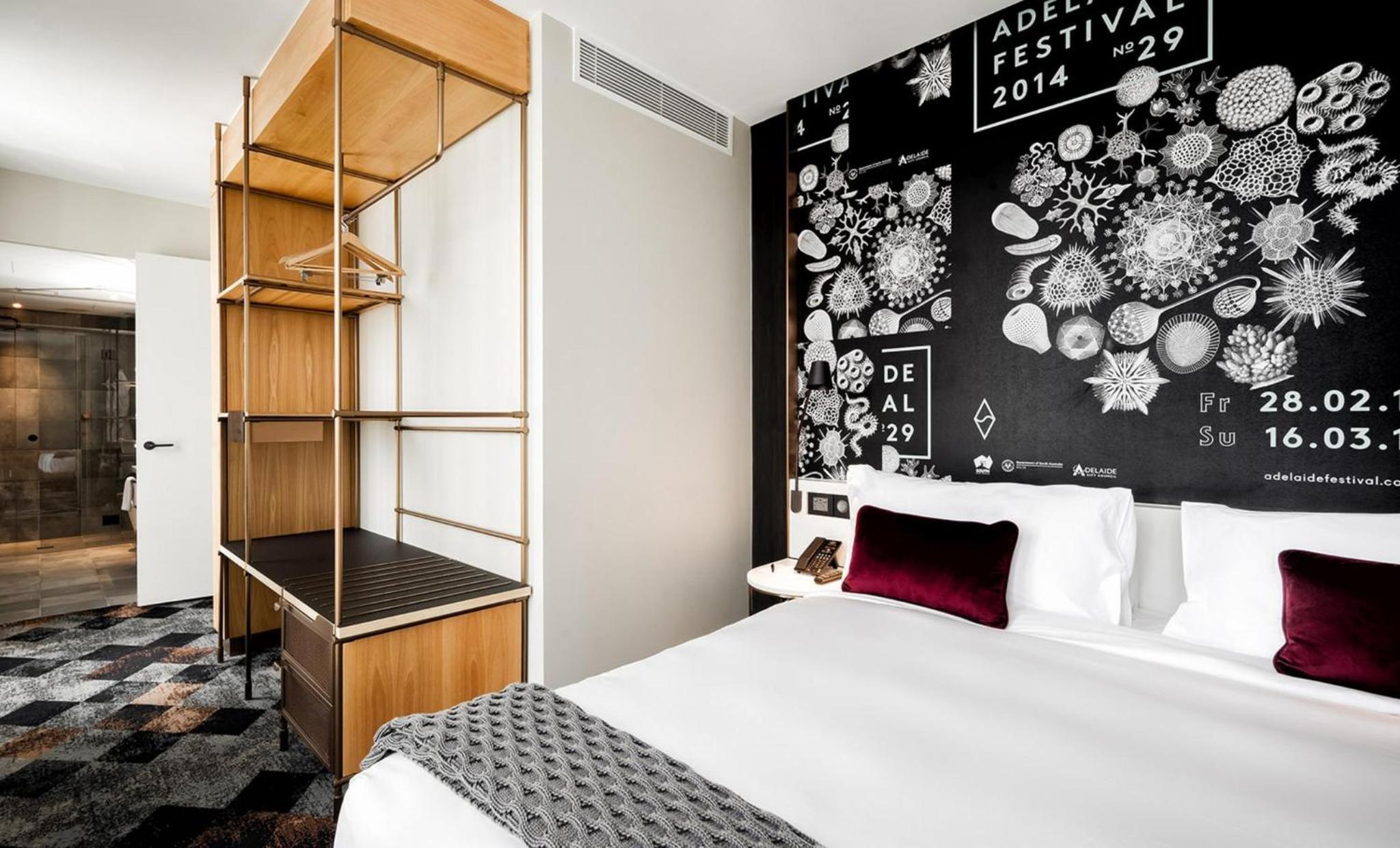 Deluxe One-Bedroom Suite with Balcony - Photo 6