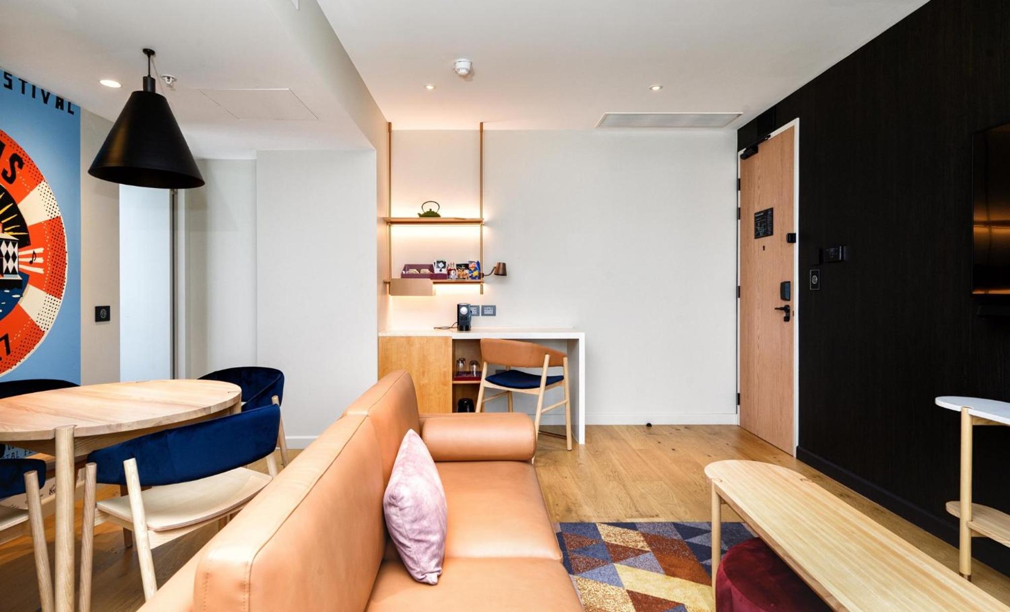 Deluxe One-Bedroom Suite with Balcony - Photo 3