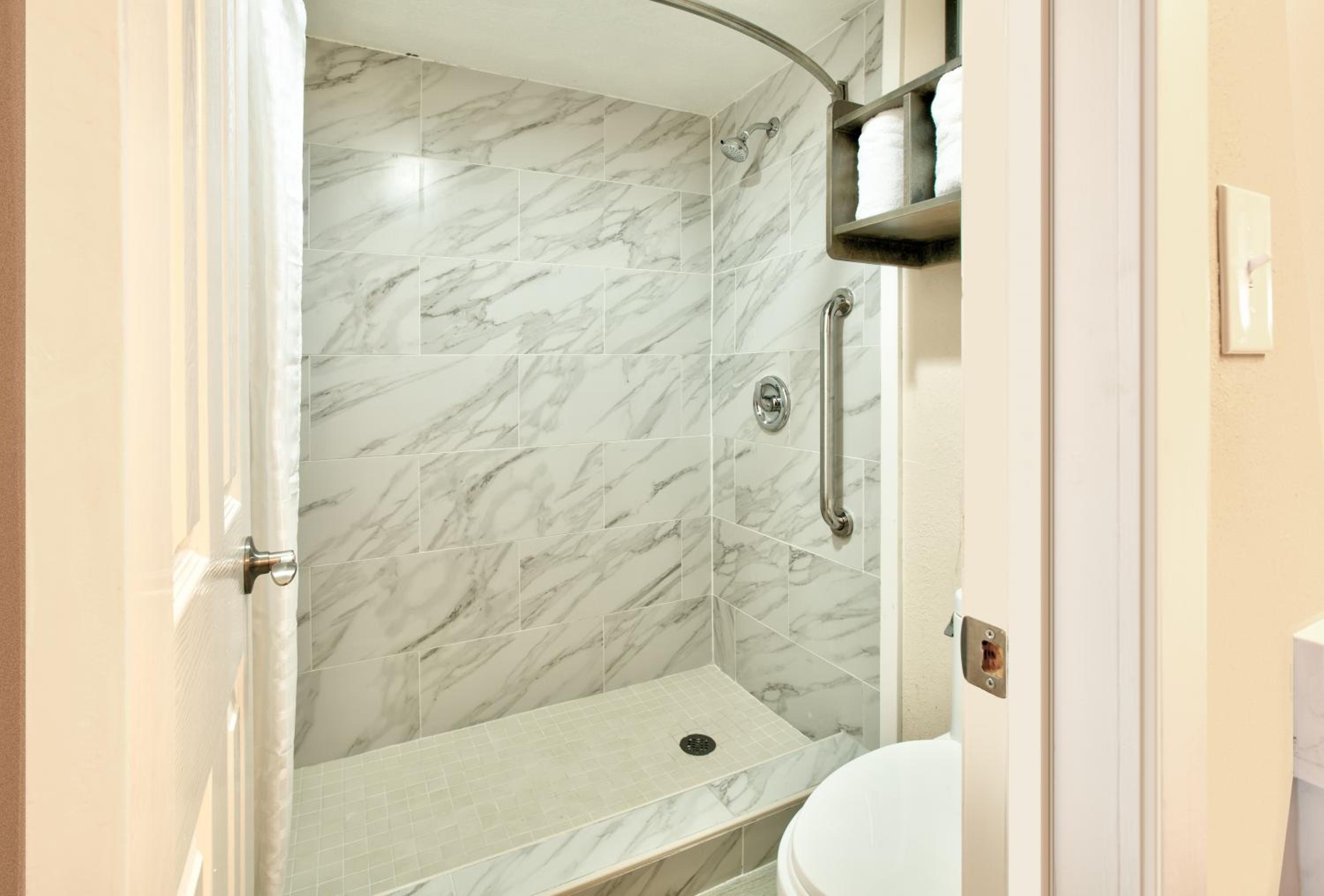 King Room with Bath Tub - Mobility Accessible/Non-Smoking - Photo 2
