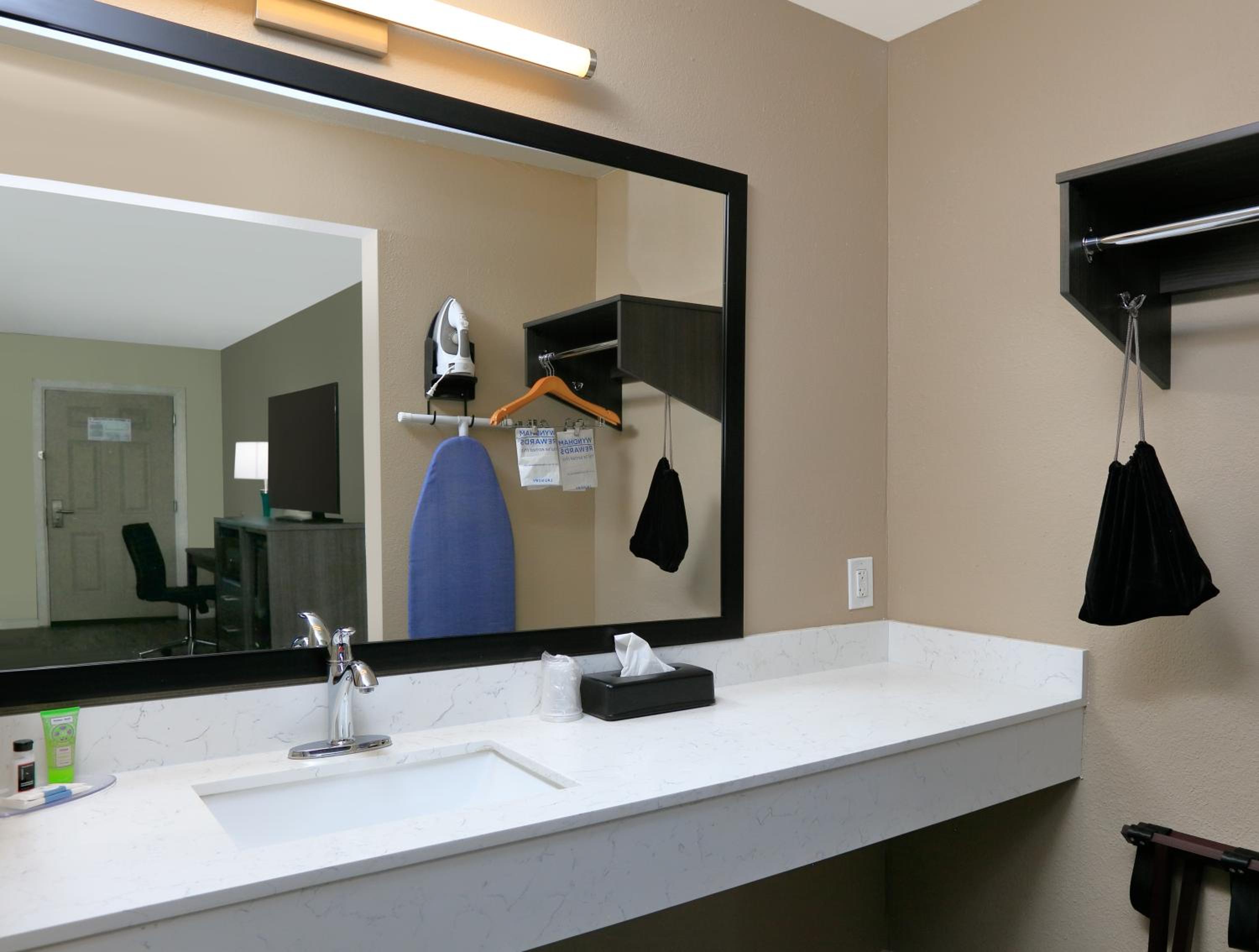 King Room - Non-Smoking - Photo 3