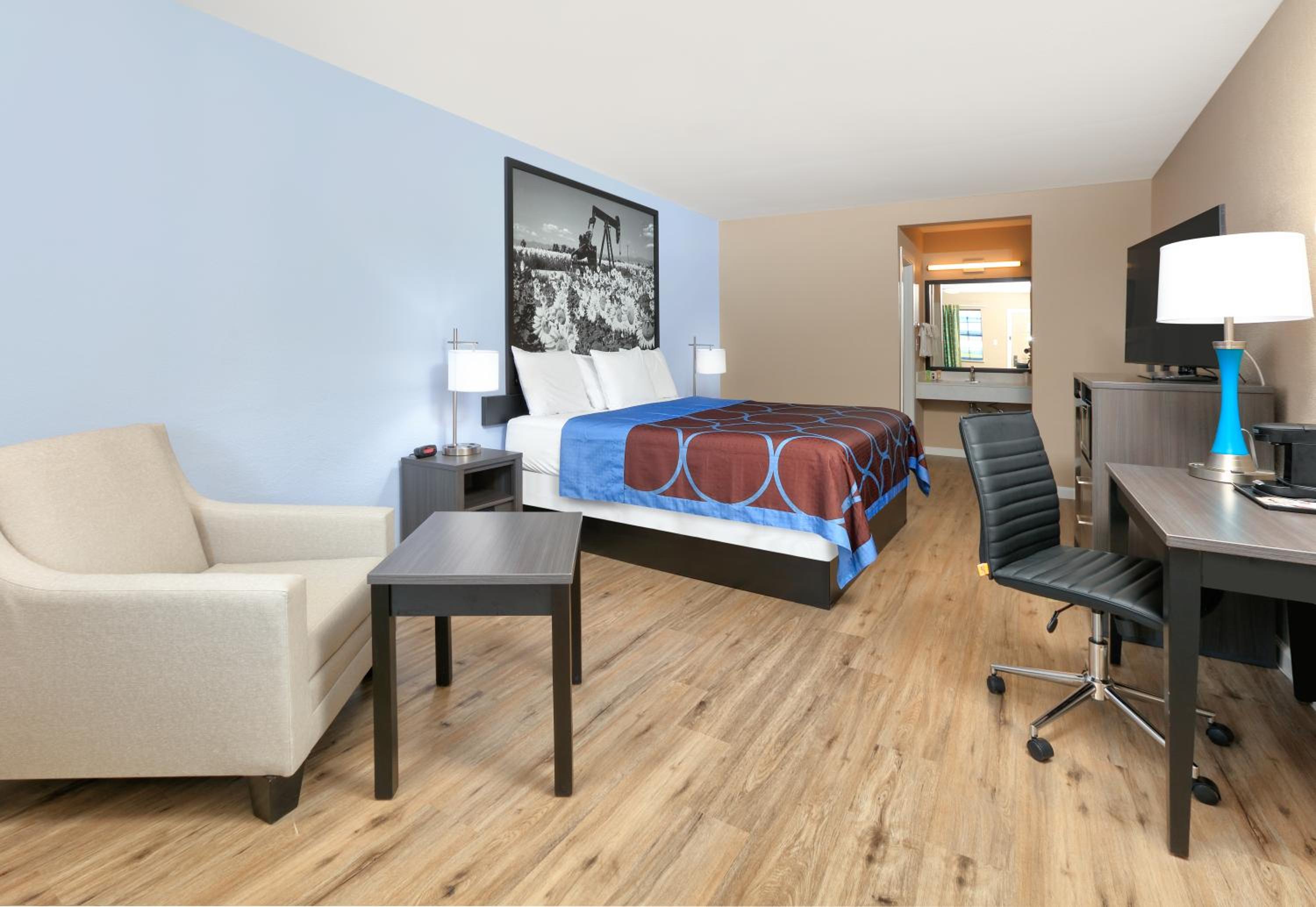 King Room - Non-Smoking - Photo 4