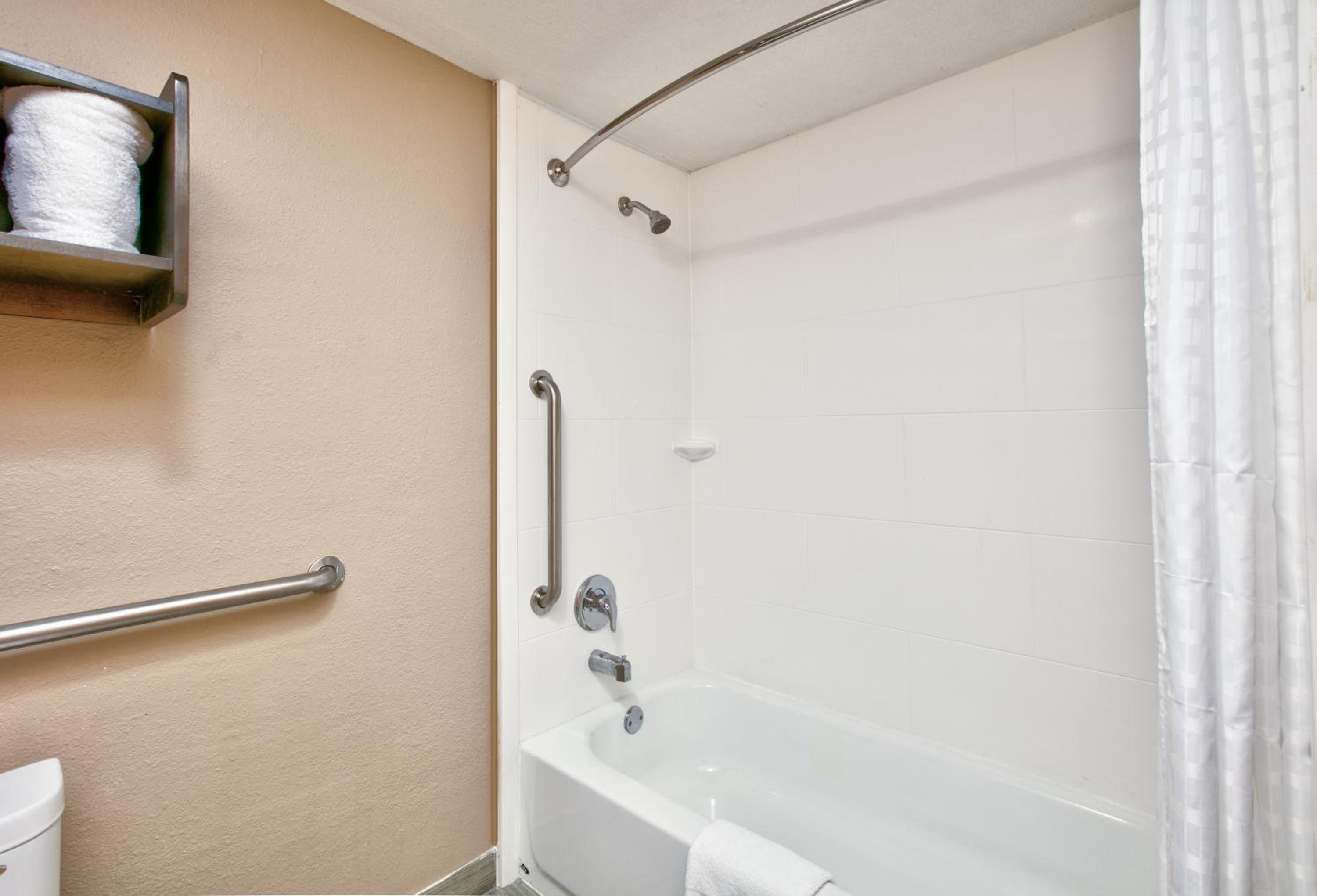 Queen Room with Two Queen Beds and Bath Tub - Mobility Accessible/Non-Smoking - Photo 4