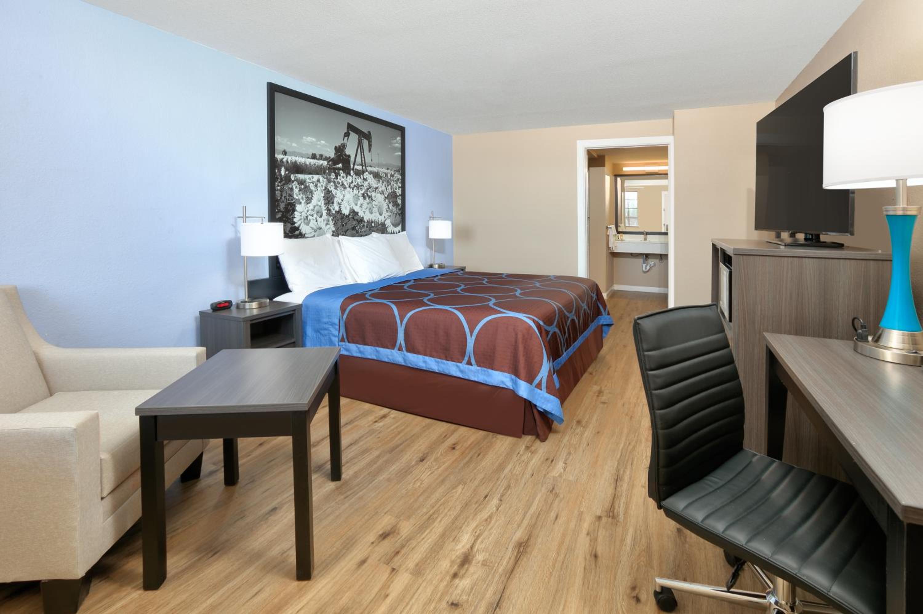 King Room with Bath Tub - Mobility Accessible/Non-Smoking - Photo 3