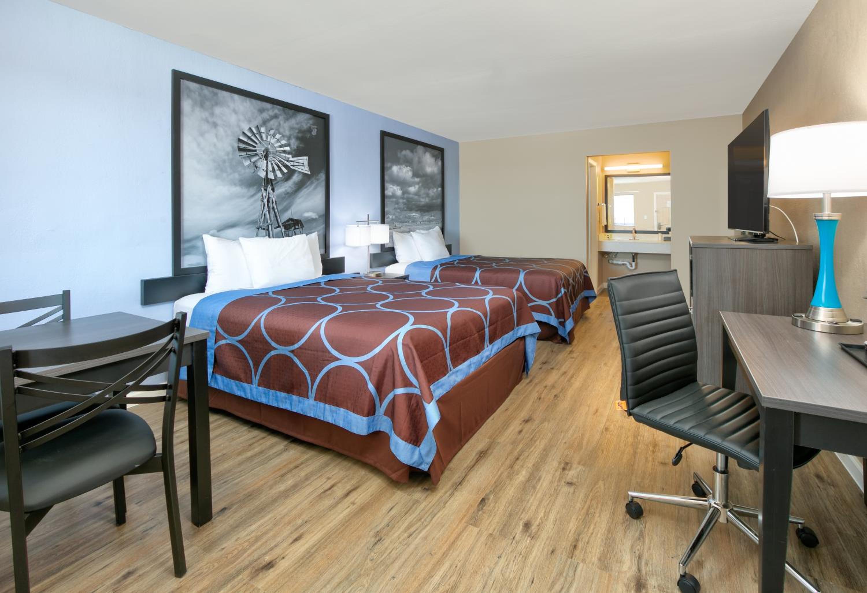 Queen Room with Two Queen Beds - Non-Smoking - Photo 2