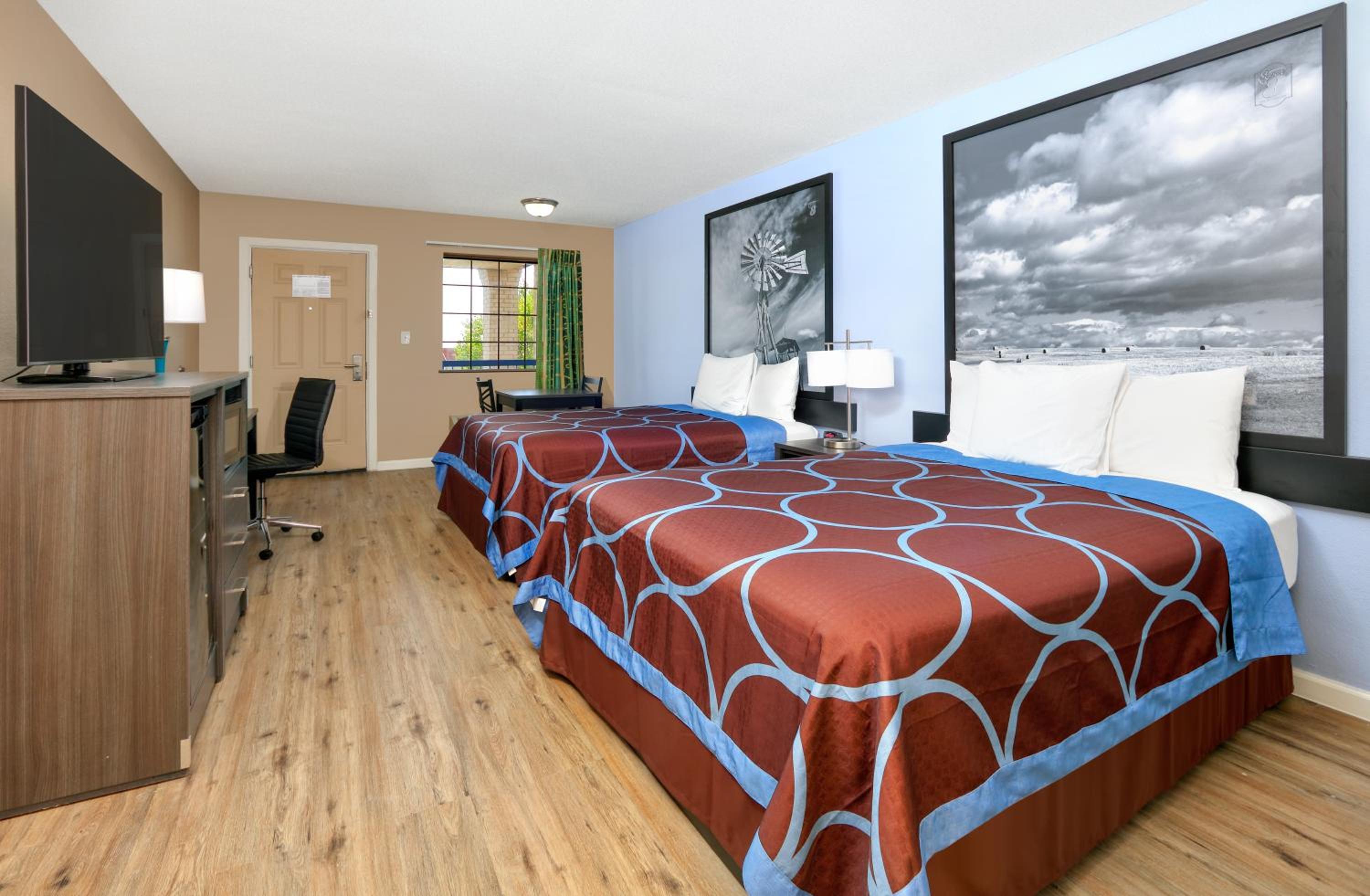 Queen Room with Two Queen Beds - Non-Smoking - Photo 3