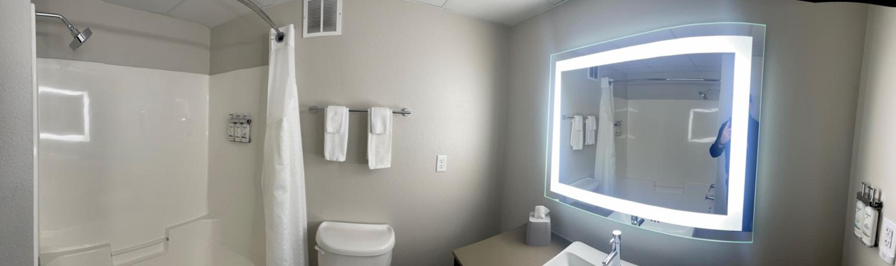 Standard Room with Two Queen Beds - Photo 3