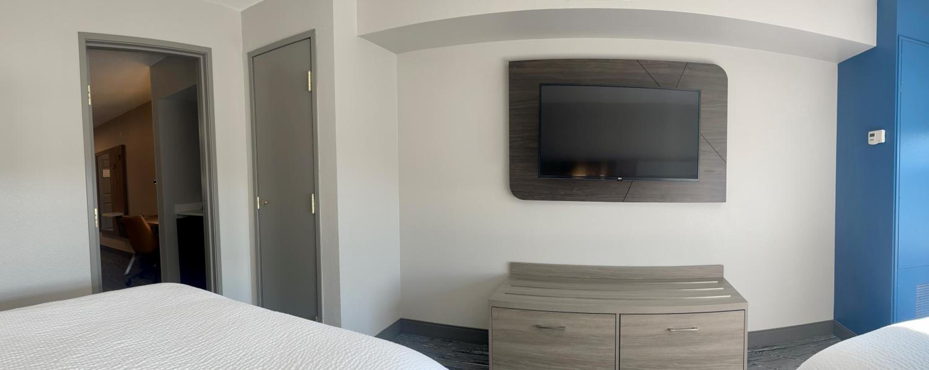 One-Bedroom Queen Suite - Photo 4