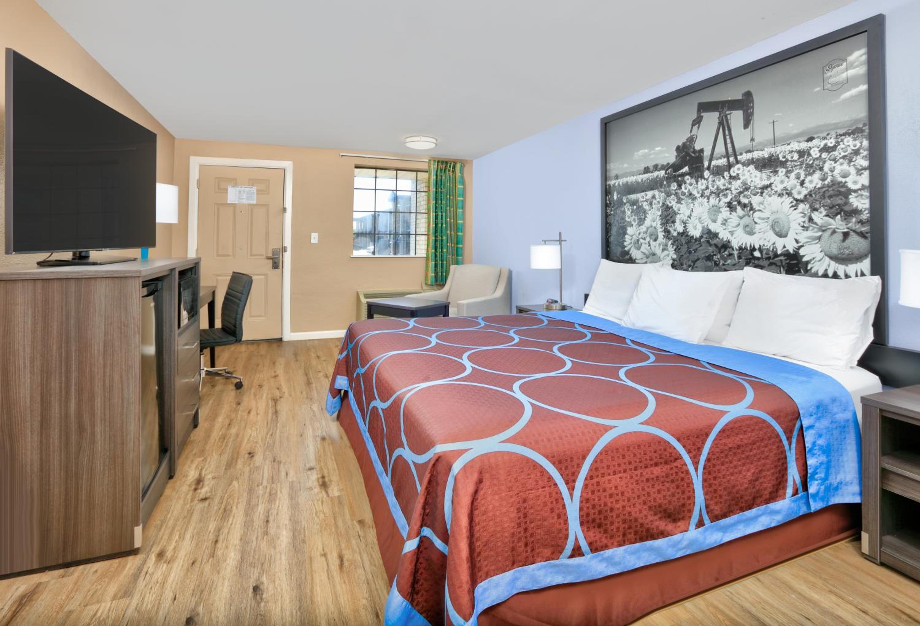 King Room with Bath Tub - Mobility Accessible/Non-Smoking - Photo 4