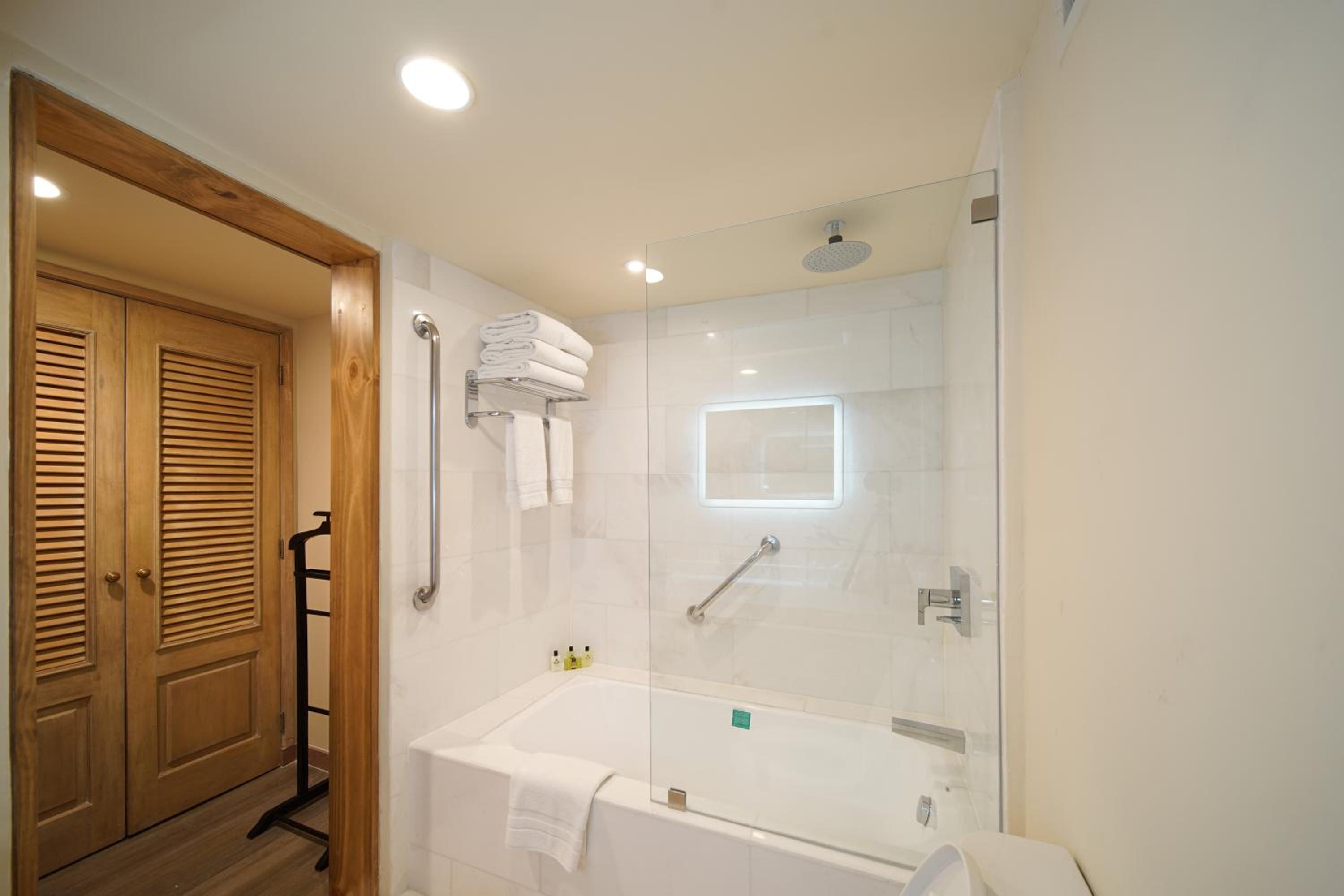 Junior King Suite - Photo 12