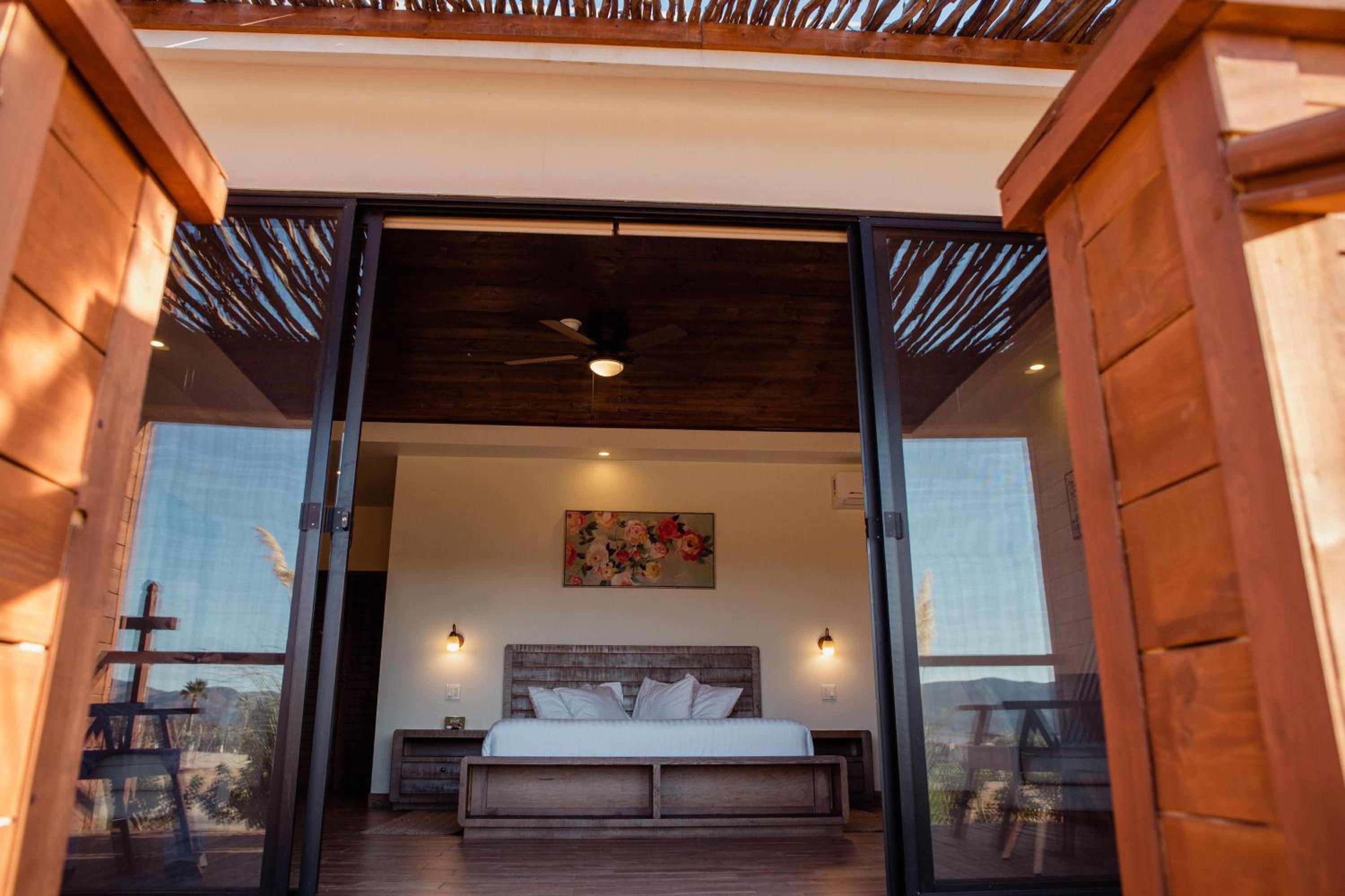 Deluxe Room - Photo 10