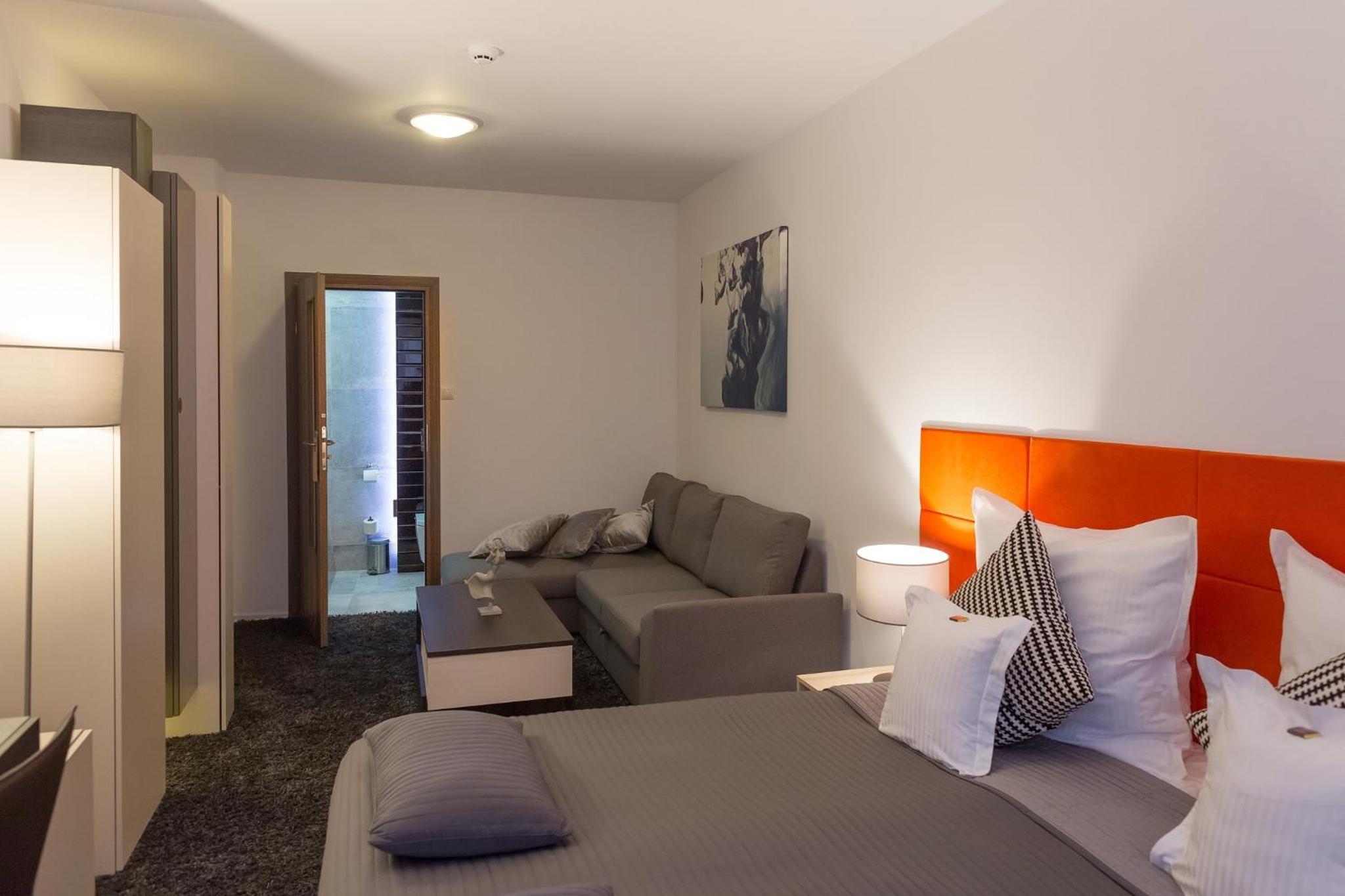 Deluxe Double Room with City View - Photo 7
