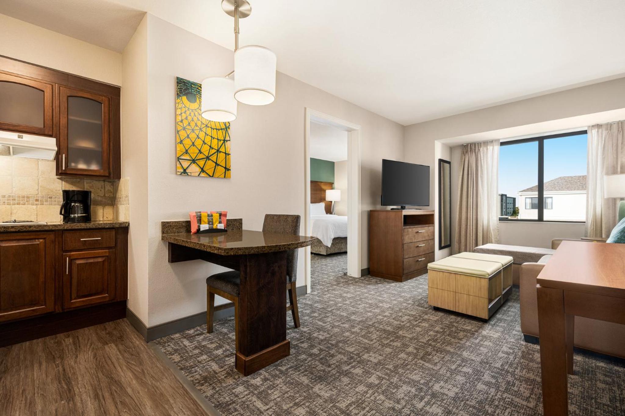 One-Bedroom Suite with King Bed Mobility Access Tub - Non-Smoking - Photo 5