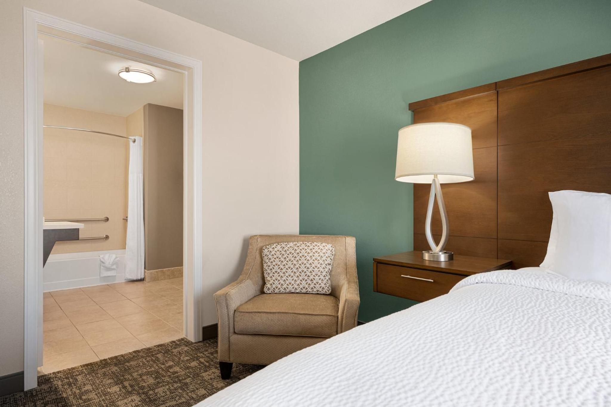 One-Bedroom Suite with King Bed Mobility Access Tub - Non-Smoking - Photo 3