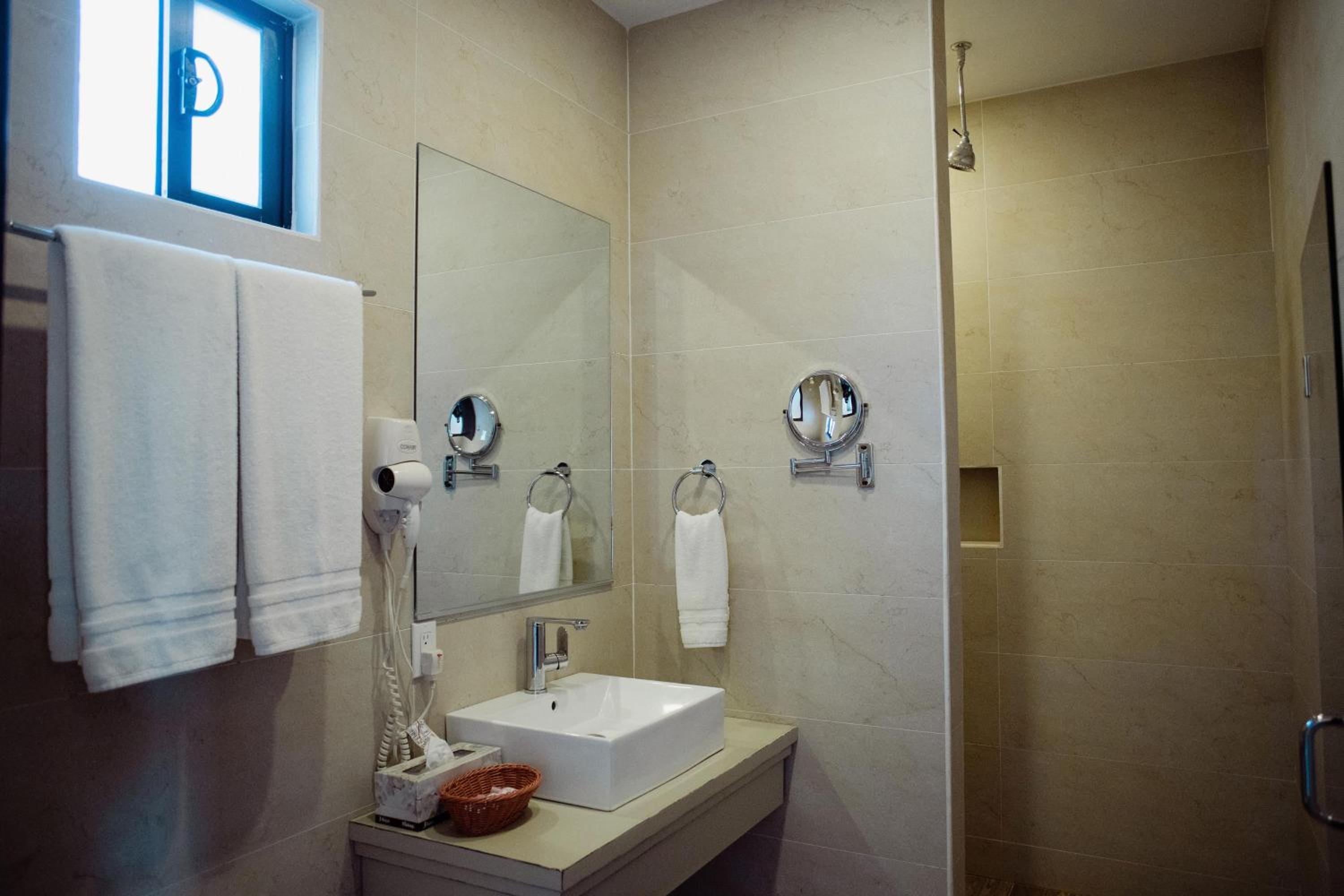 Deluxe Room - Photo 9