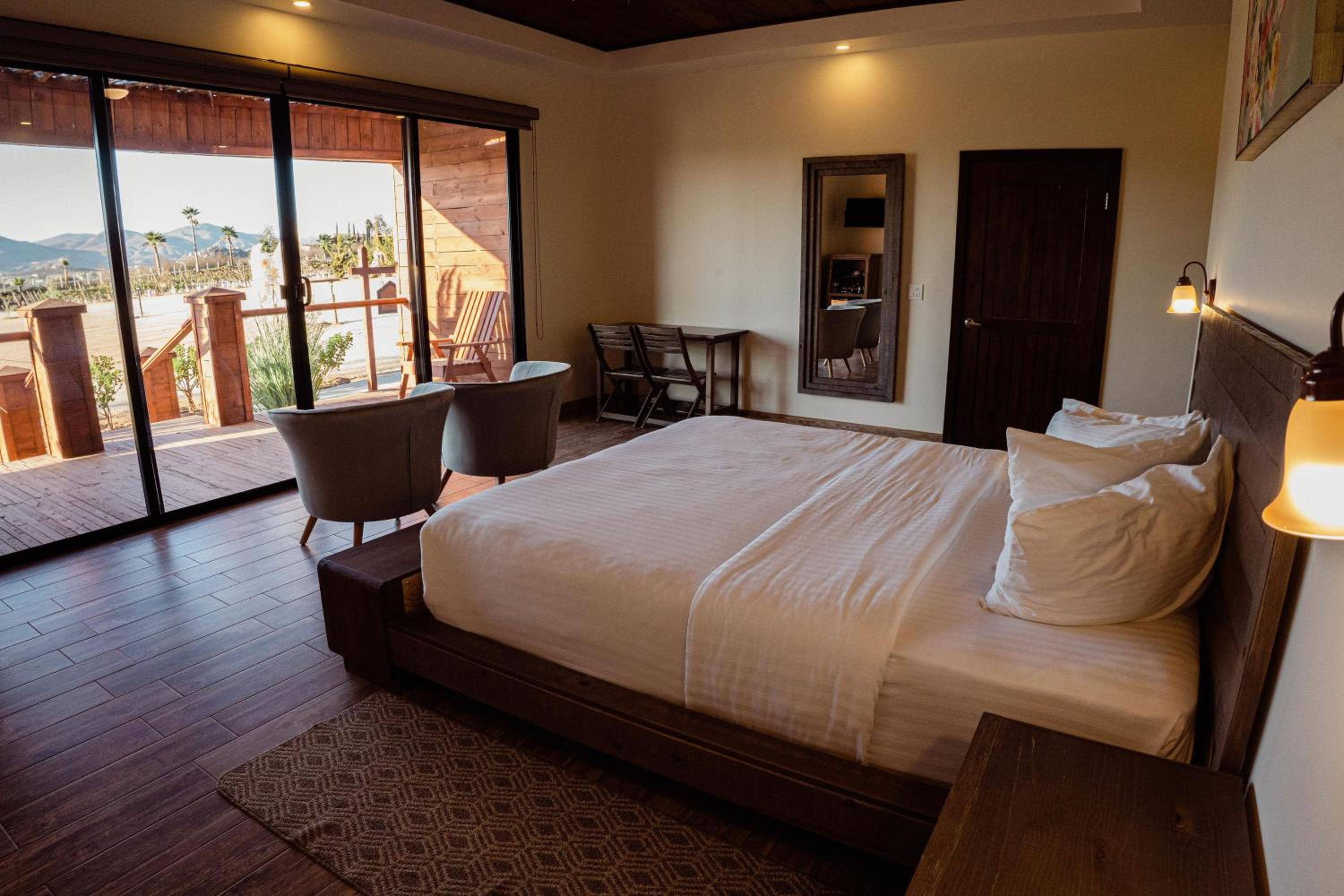 Deluxe Room - Photo 4