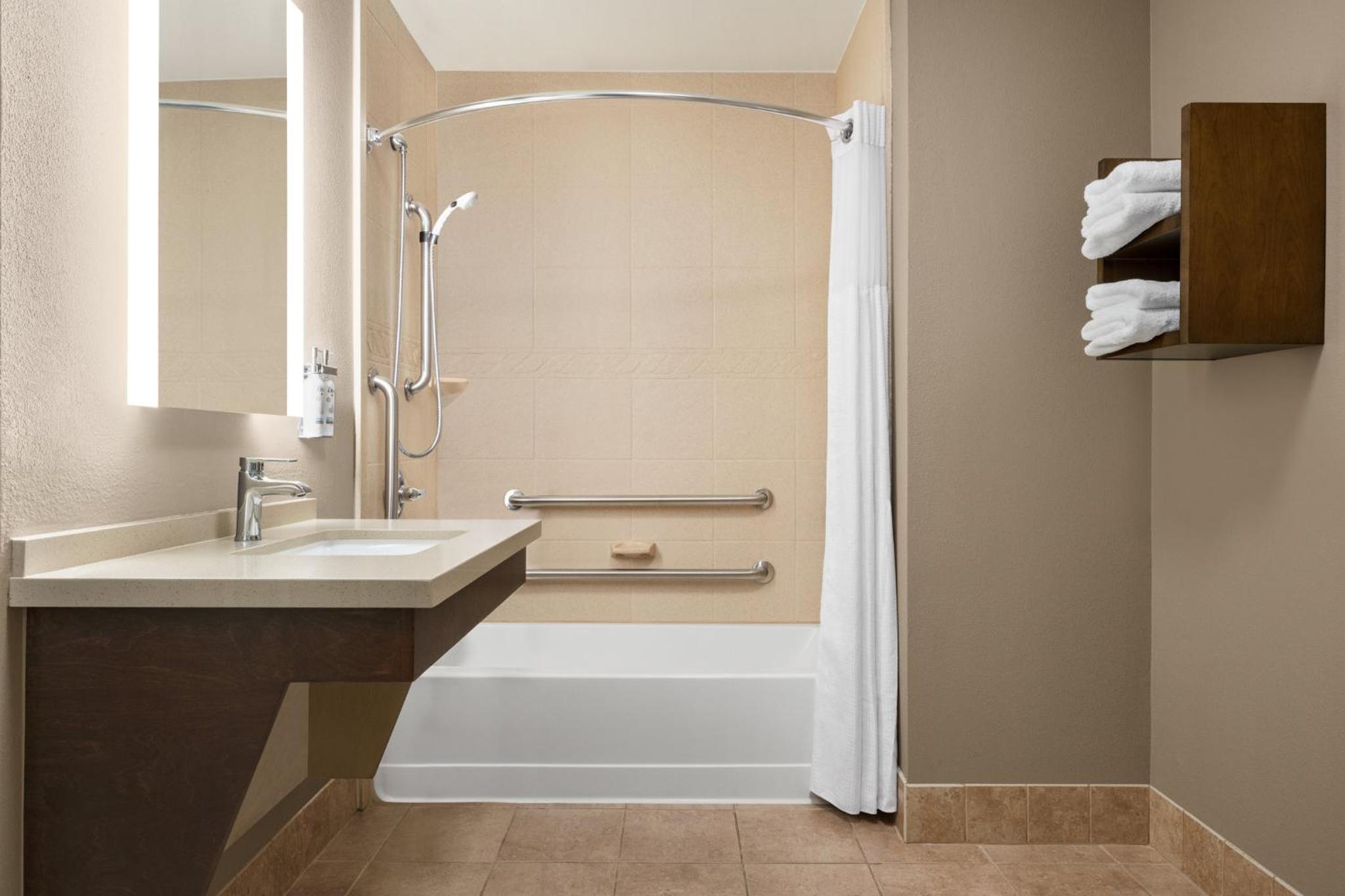 One-Bedroom Suite with King Bed Mobility Access Tub - Non-Smoking - Photo 4