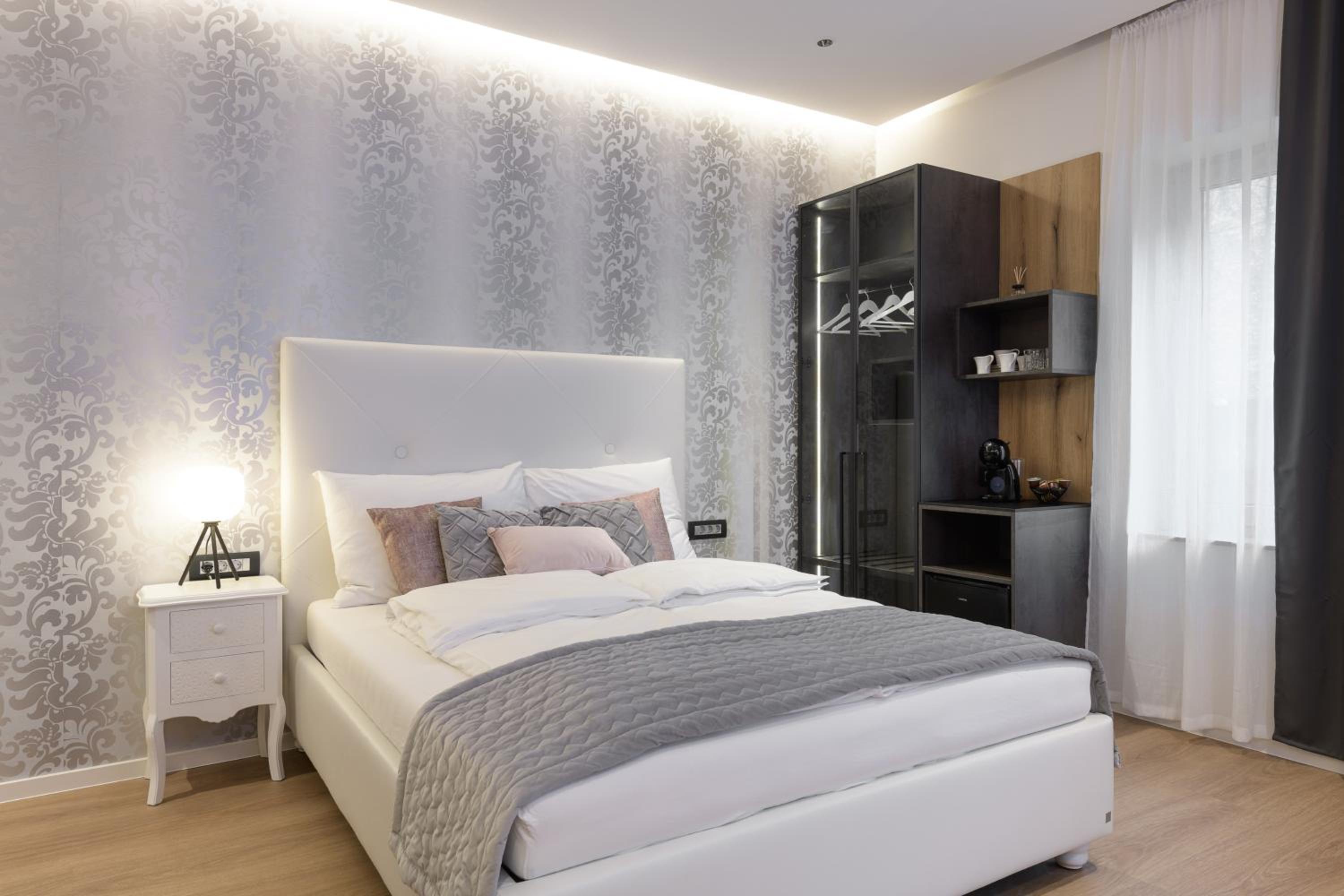 Deluxe Queen Suite