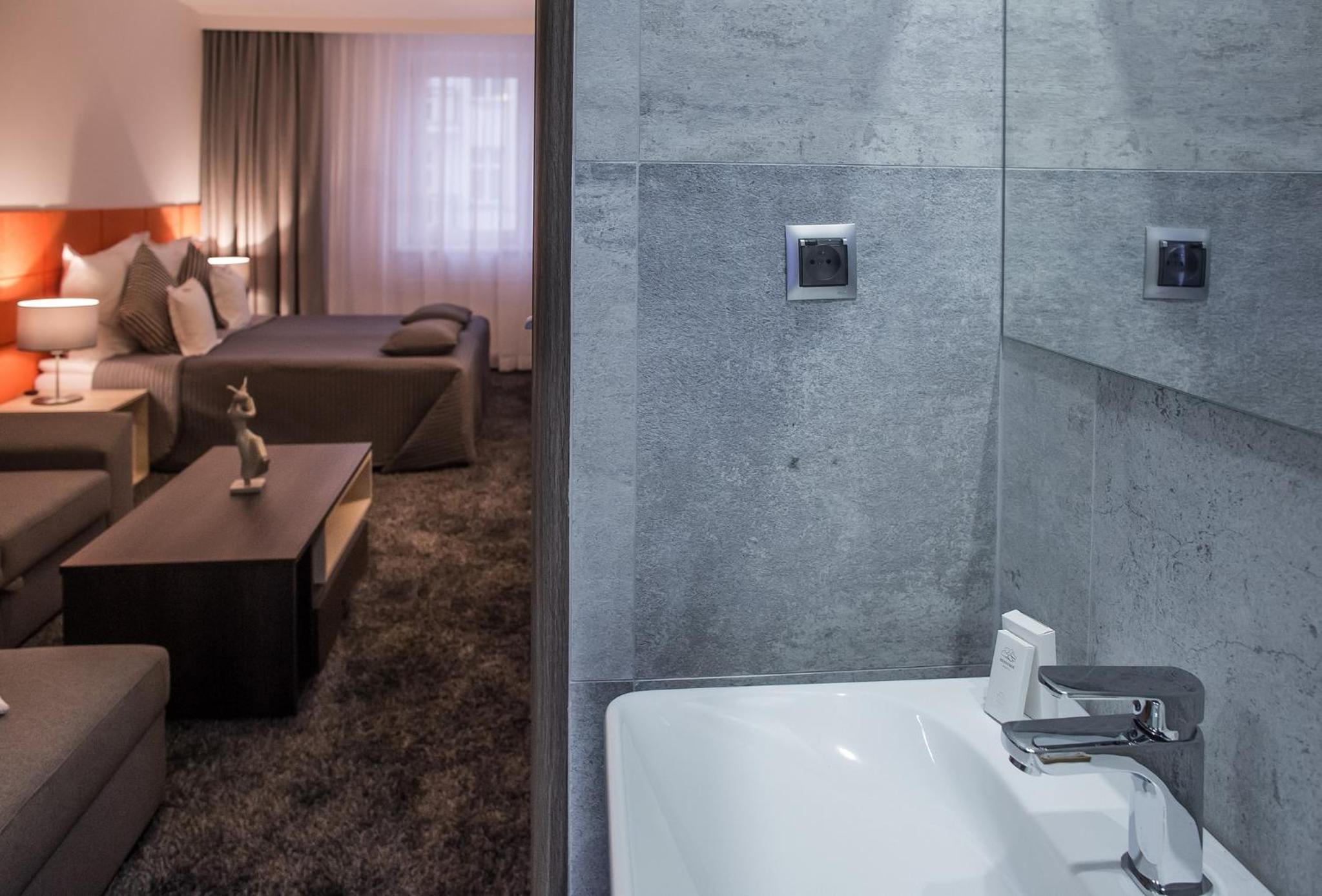 Deluxe Double Room with City View - Photo 8