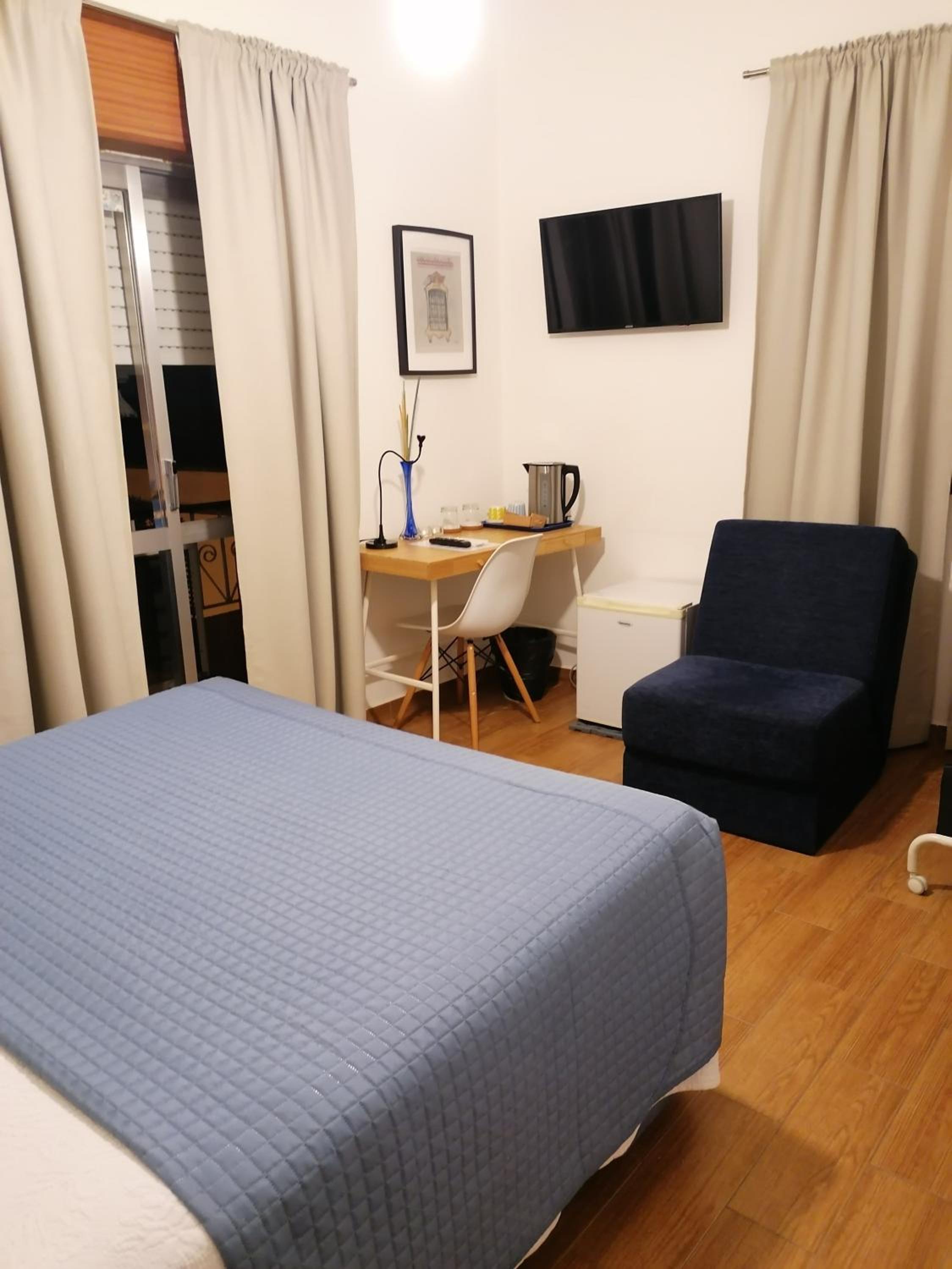 Double Room with Private Bathroom - Photo 12